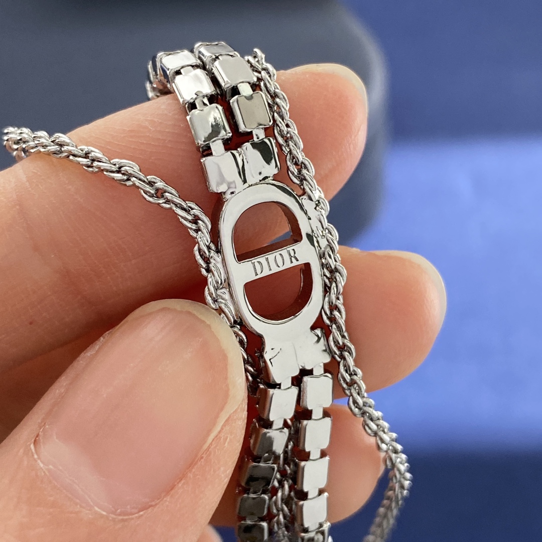 Dior 迪奥DIOR韩版轻奢 闪耀排钻四层链光面CD字母手链黄铜材料 银色