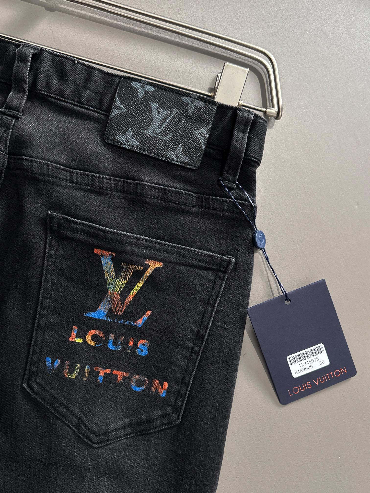   LV FW秋冬新款男士休闲牛仔裤，顶级品质！渠道订单，官网同步出售！！原厂订制牛仔全棉材质！适合休闲