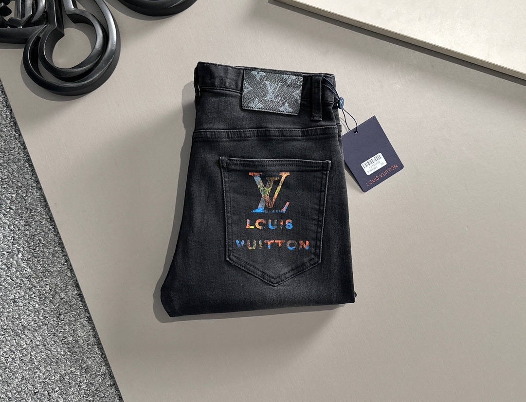   LV FW秋冬新款男士休闲牛仔裤，顶级品质！渠道订单，官网同步出售！！原厂订制牛仔全棉材质！适合休闲