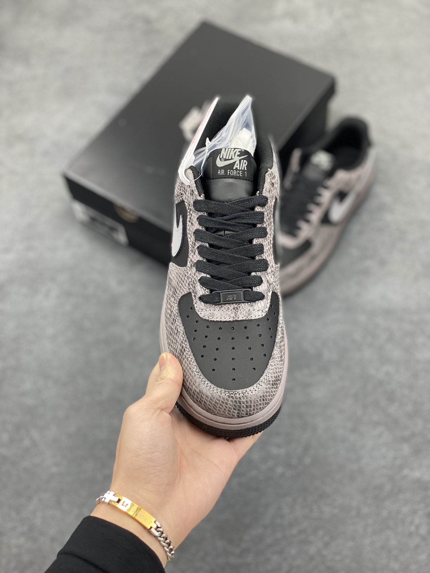 图片[2]-Nike Air Force 1 Low 蛇年黑灰 空军一号低帮运动板鞋 原楦头原纸板 打造纯正空军版型#专注外贸渠道 全掌内置蜂窝气垫 #原盒配件 原厂中底钢印、拉帮完美 货号：HF2898-001 尺码：36 36.5 37.5 38 38.5 39 40 40.5 41 42 42.5 43 44 44.5 45-选品中心