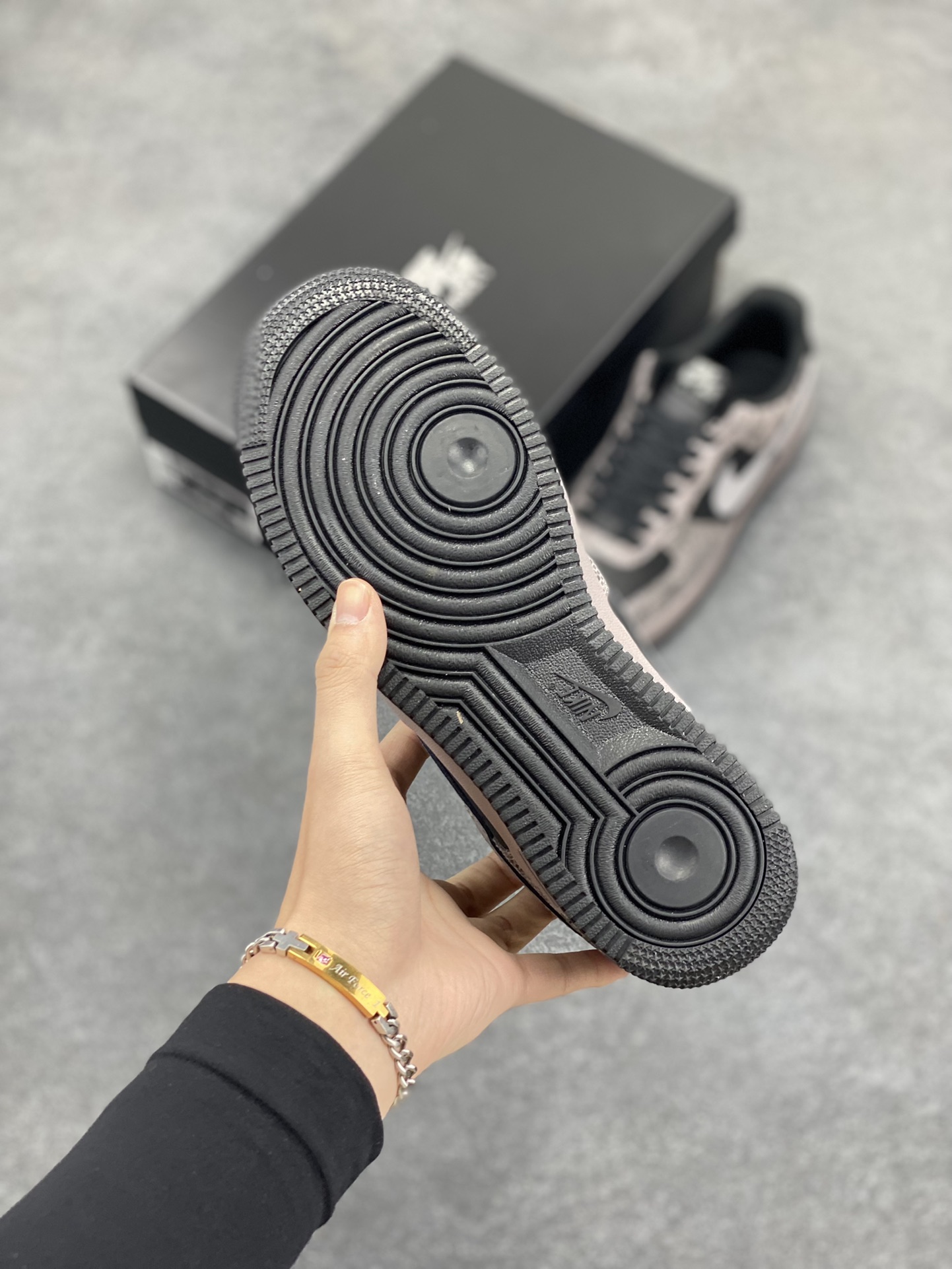 图片[5]-Nike Air Force 1 Low 蛇年黑灰 空军一号低帮运动板鞋 原楦头原纸板 打造纯正空军版型#专注外贸渠道 全掌内置蜂窝气垫 #原盒配件 原厂中底钢印、拉帮完美 货号：HF2898-001 尺码：36 36.5 37.5 38 38.5 39 40 40.5 41 42 42.5 43 44 44.5 45-选品中心