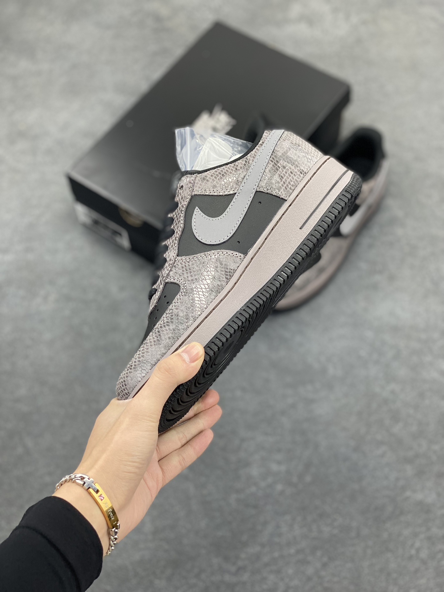 图片[3]-Nike Air Force 1 Low 蛇年黑灰 空军一号低帮运动板鞋 原楦头原纸板 打造纯正空军版型#专注外贸渠道 全掌内置蜂窝气垫 #原盒配件 原厂中底钢印、拉帮完美 货号：HF2898-001 尺码：36 36.5 37.5 38 38.5 39 40 40.5 41 42 42.5 43 44 44.5 45-选品中心