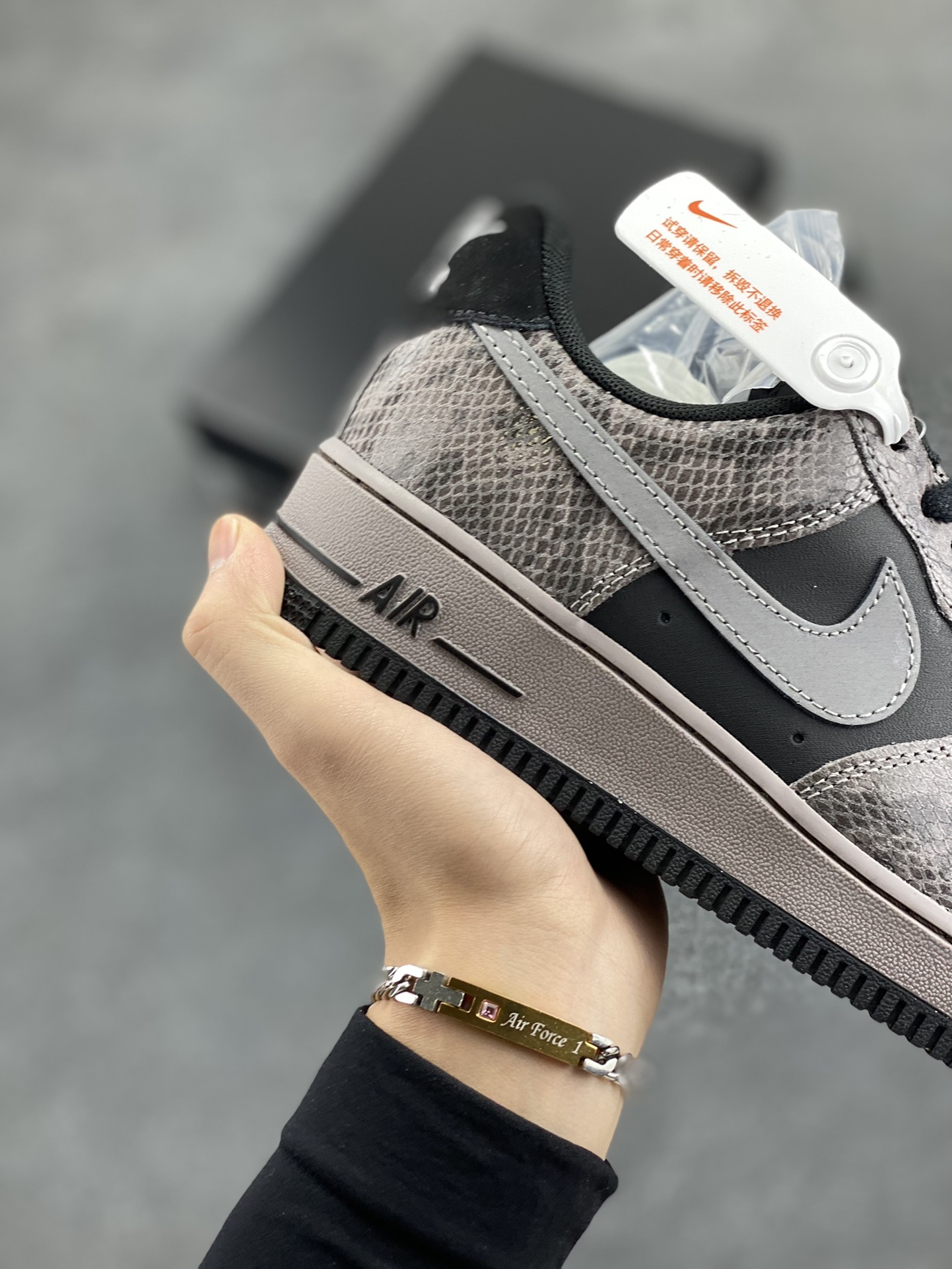 图片[6]-Nike Air Force 1 Low 蛇年黑灰 空军一号低帮运动板鞋 原楦头原纸板 打造纯正空军版型#专注外贸渠道 全掌内置蜂窝气垫 #原盒配件 原厂中底钢印、拉帮完美 货号：HF2898-001 尺码：36 36.5 37.5 38 38.5 39 40 40.5 41 42 42.5 43 44 44.5 45-选品中心