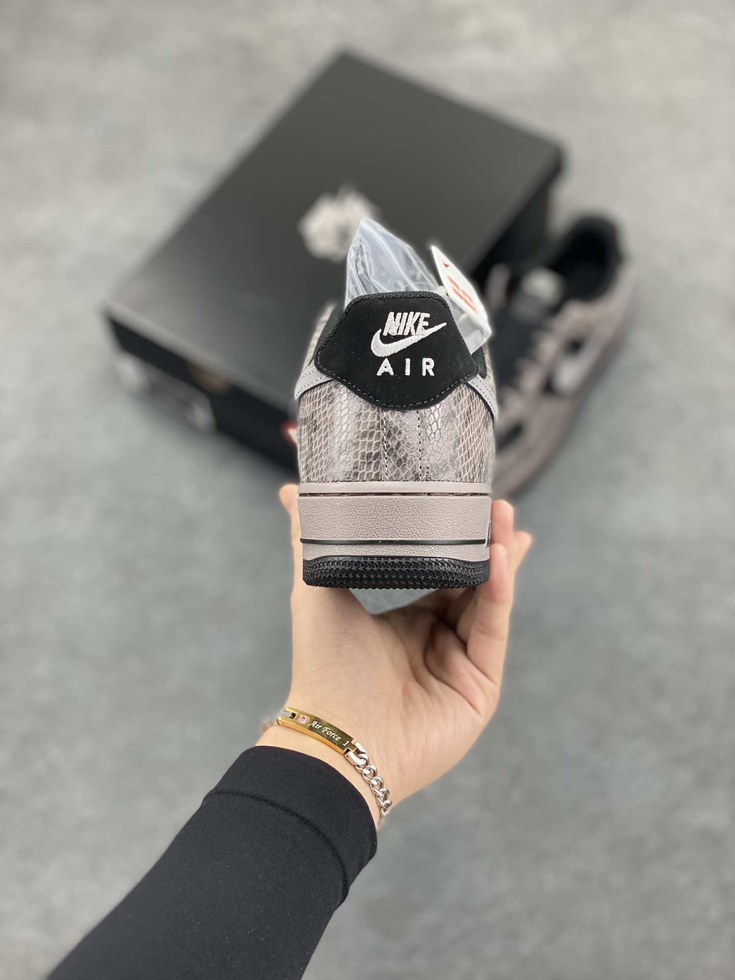 图片[4]-Nike Air Force 1 Low 蛇年黑灰 空军一号低帮运动板鞋 原楦头原纸板 打造纯正空军版型#专注外贸渠道 全掌内置蜂窝气垫 #原盒配件 原厂中底钢印、拉帮完美 货号：HF2898-001 尺码：36 36.5 37.5 38 38.5 39 40 40.5 41 42 42.5 43 44 44.5 45-选品中心