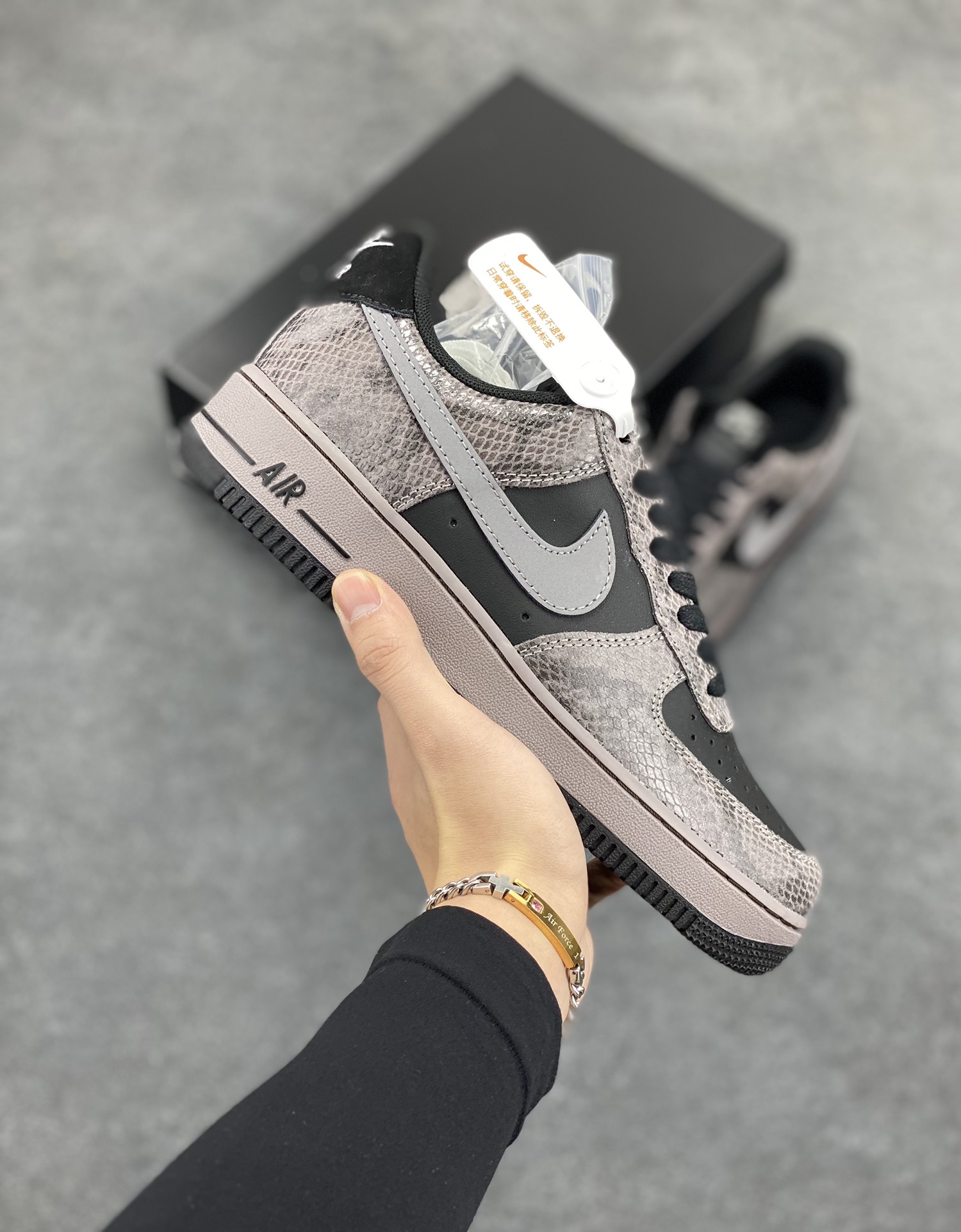 Nike Air Force 1 Low 蛇年黑灰 空军一号低帮运动板鞋 原楦头原纸板 打造纯正空军版型#专注外贸渠道 全掌内置蜂窝气垫 #原盒配件 原厂中底钢印、拉帮完美 货号:HF2898-001 尺码:36 36.5 37.5 38 38.5 39 40 40.5 41 42 42.5 43 44 44.5 45-选品中心