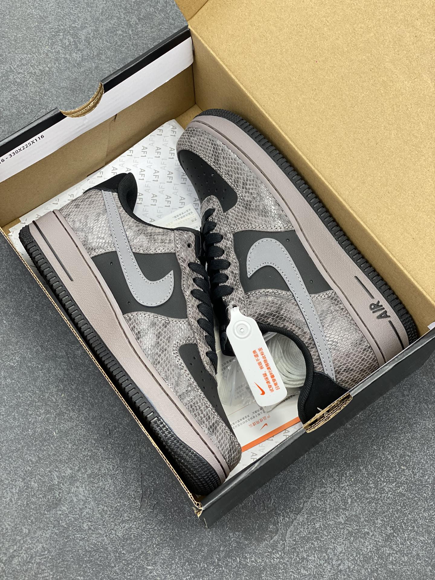 图片[9]-Nike Air Force 1 Low 蛇年黑灰 空军一号低帮运动板鞋 原楦头原纸板 打造纯正空军版型#专注外贸渠道 全掌内置蜂窝气垫 #原盒配件 原厂中底钢印、拉帮完美 货号：HF2898-001 尺码：36 36.5 37.5 38 38.5 39 40 40.5 41 42 42.5 43 44 44.5 45-选品中心