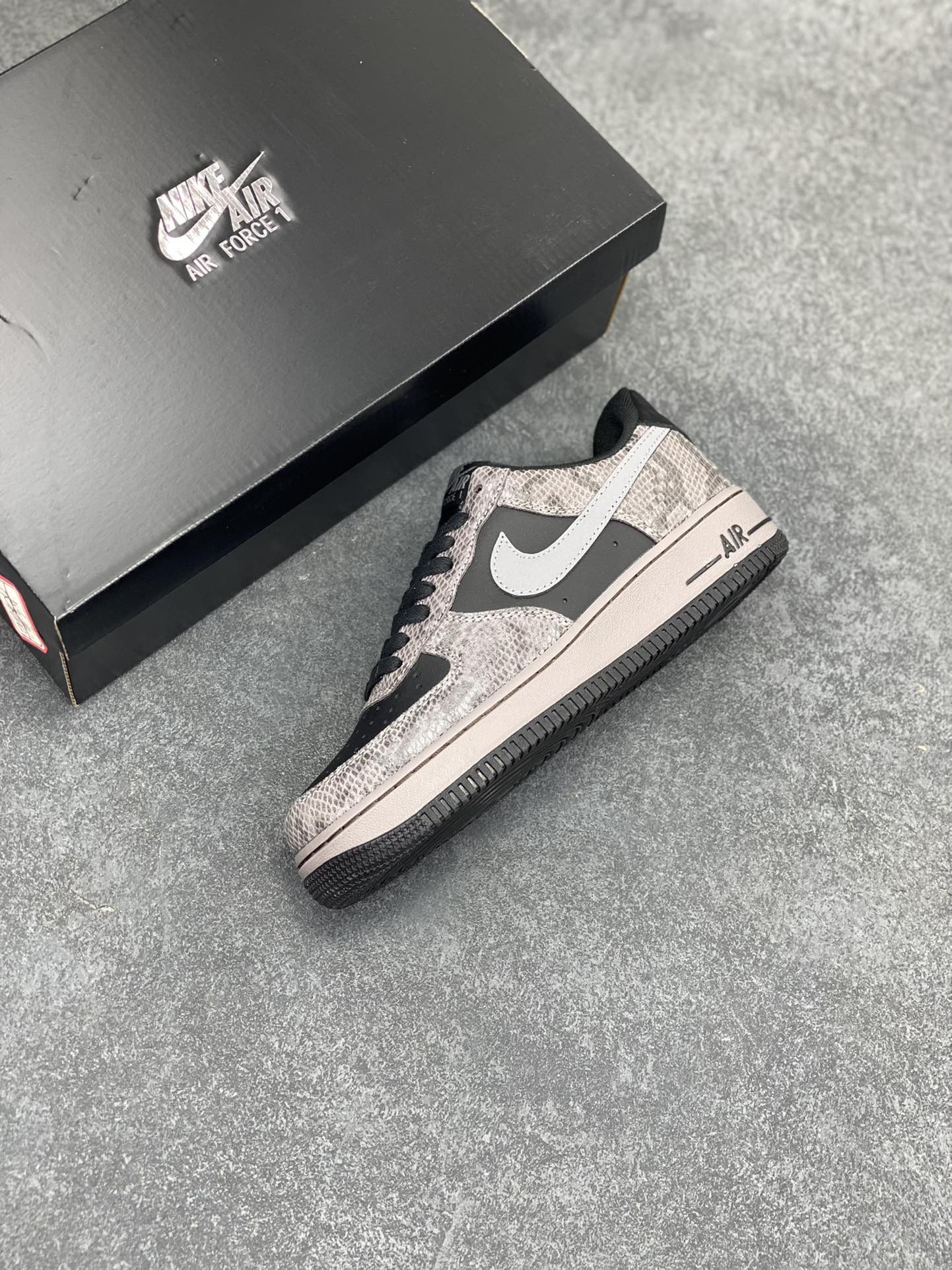 图片[7]-Nike Air Force 1 Low 蛇年黑灰 空军一号低帮运动板鞋 原楦头原纸板 打造纯正空军版型#专注外贸渠道 全掌内置蜂窝气垫 #原盒配件 原厂中底钢印、拉帮完美 货号：HF2898-001 尺码：36 36.5 37.5 38 38.5 39 40 40.5 41 42 42.5 43 44 44.5 45-选品中心