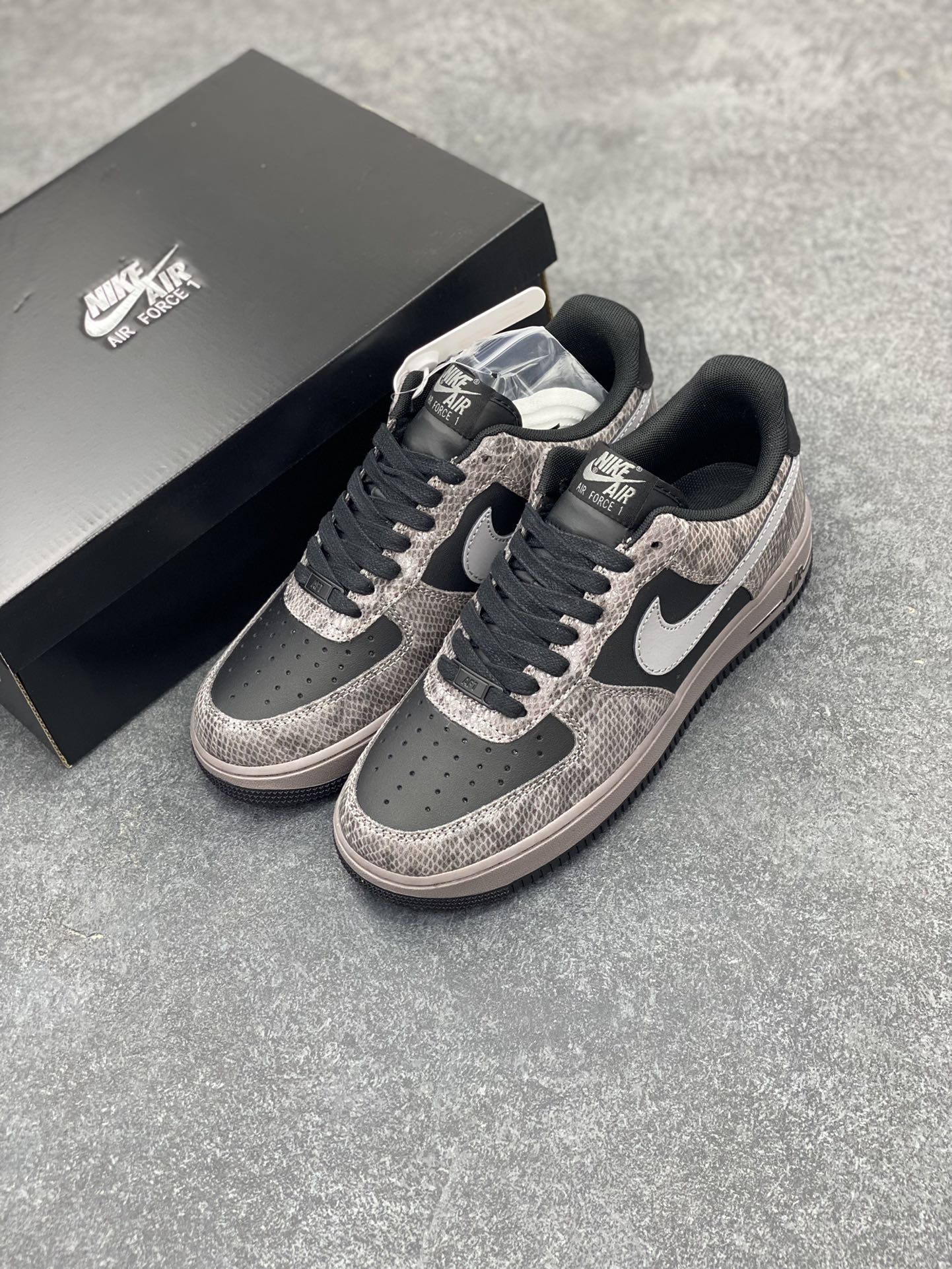 图片[8]-Nike Air Force 1 Low 蛇年黑灰 空军一号低帮运动板鞋 原楦头原纸板 打造纯正空军版型#专注外贸渠道 全掌内置蜂窝气垫 #原盒配件 原厂中底钢印、拉帮完美 货号：HF2898-001 尺码：36 36.5 37.5 38 38.5 39 40 40.5 41 42 42.5 43 44 44.5 45-选品中心