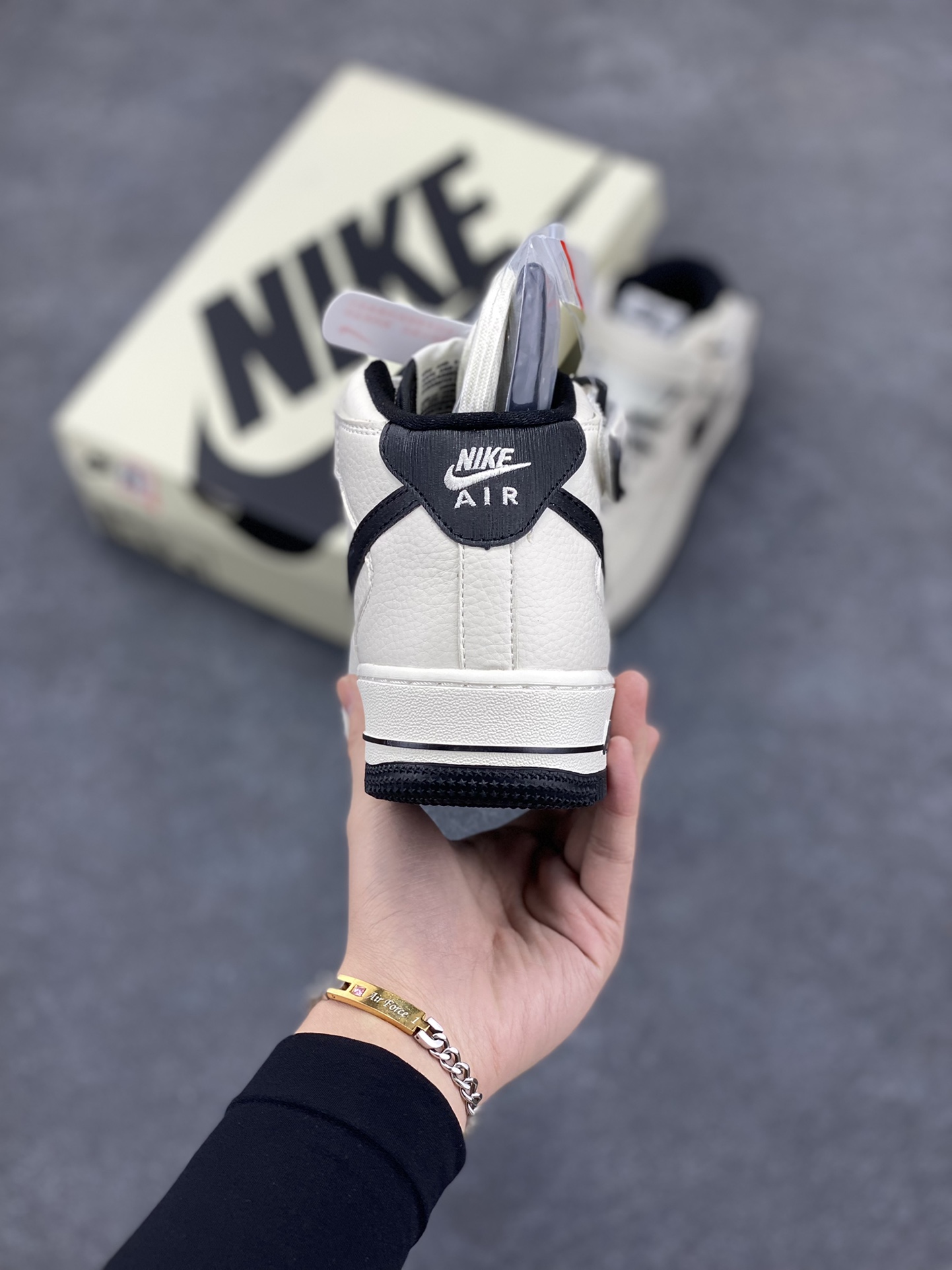 图片[4]-小红书爆款  Nike Air Force 1 MID “米黑色”配色高帮空军一号休闲板鞋 定制皮料 原楦原纸板 纯正空军版型 高清洁度 内置全掌气垫  货号：PA0920-308 尺码：36 36.5 37.5 38 38.5 39 40 40.5 41 42 42.5 43 44 44.5 45-选品中心