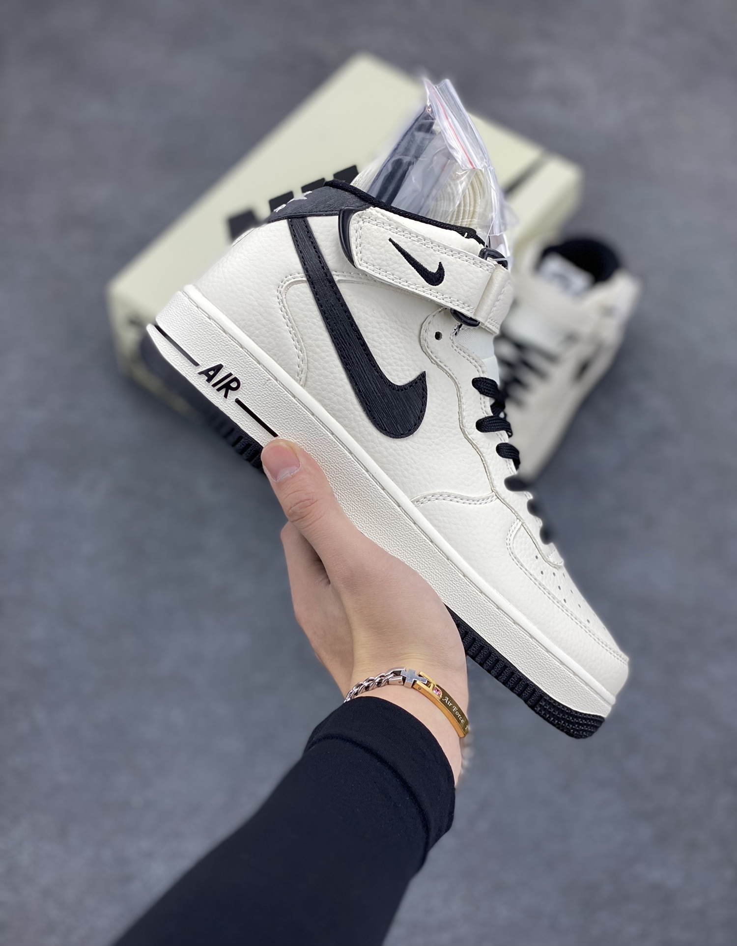小红书爆款  Nike Air Force 1 MID “米黑色”配色高帮空军一号休闲板鞋 定制皮料 原楦原纸板 纯正空军版型 高清洁度 内置全掌气垫  货号：PA0920-308 尺码：36 36.5 37.5 38 38.5 39 40 40.5 41 42 42.5 43 44 44.5 45-选品中心