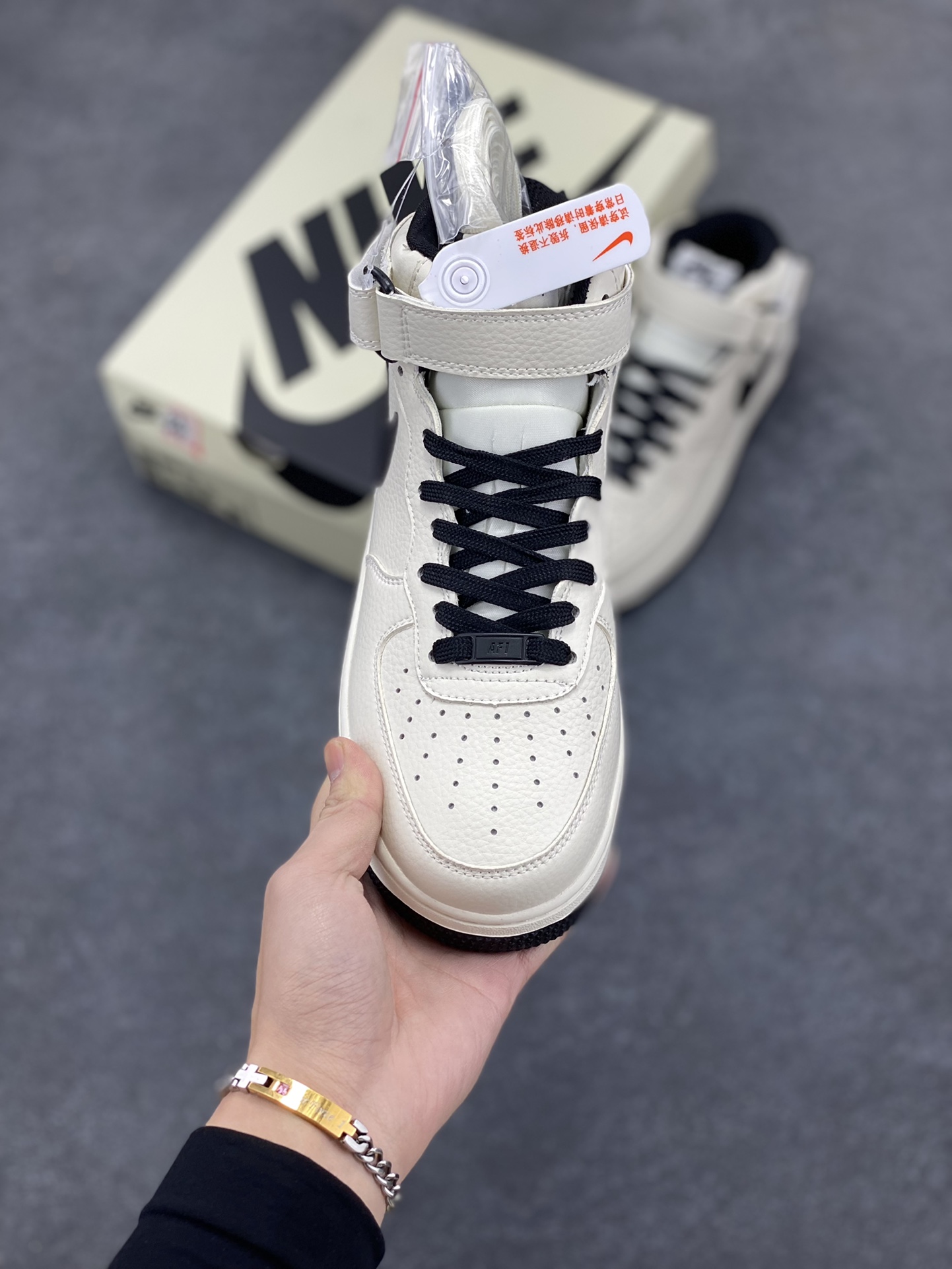 图片[2]-小红书爆款  Nike Air Force 1 MID “米黑色”配色高帮空军一号休闲板鞋 定制皮料 原楦原纸板 纯正空军版型 高清洁度 内置全掌气垫  货号：PA0920-308 尺码：36 36.5 37.5 38 38.5 39 40 40.5 41 42 42.5 43 44 44.5 45-选品中心