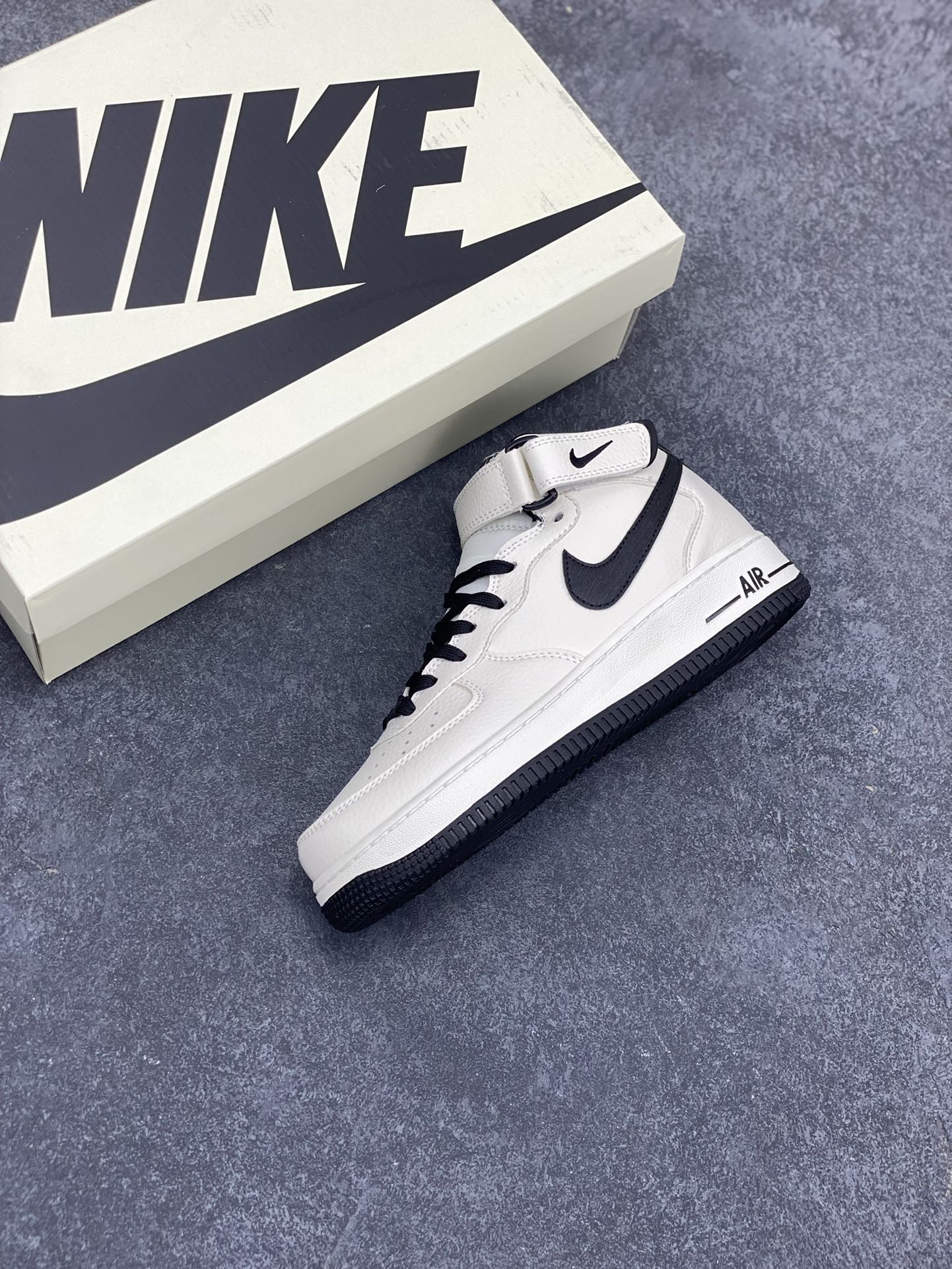 图片[7]-小红书爆款  Nike Air Force 1 MID “米黑色”配色高帮空军一号休闲板鞋 定制皮料 原楦原纸板 纯正空军版型 高清洁度 内置全掌气垫  货号：PA0920-308 尺码：36 36.5 37.5 38 38.5 39 40 40.5 41 42 42.5 43 44 44.5 45-选品中心