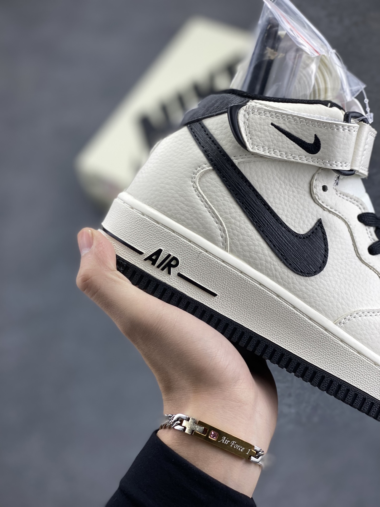 图片[6]-小红书爆款  Nike Air Force 1 MID “米黑色”配色高帮空军一号休闲板鞋 定制皮料 原楦原纸板 纯正空军版型 高清洁度 内置全掌气垫  货号：PA0920-308 尺码：36 36.5 37.5 38 38.5 39 40 40.5 41 42 42.5 43 44 44.5 45-选品中心