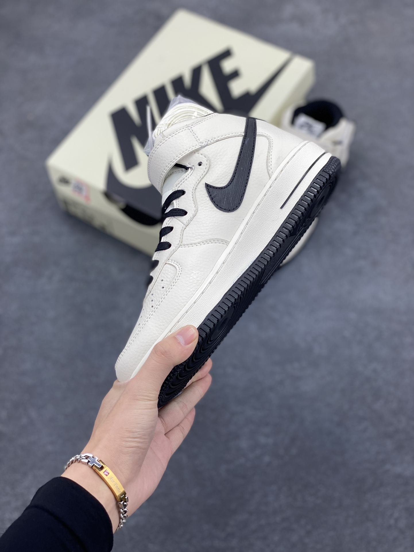 图片[3]-小红书爆款  Nike Air Force 1 MID “米黑色”配色高帮空军一号休闲板鞋 定制皮料 原楦原纸板 纯正空军版型 高清洁度 内置全掌气垫  货号：PA0920-308 尺码：36 36.5 37.5 38 38.5 39 40 40.5 41 42 42.5 43 44 44.5 45-选品中心