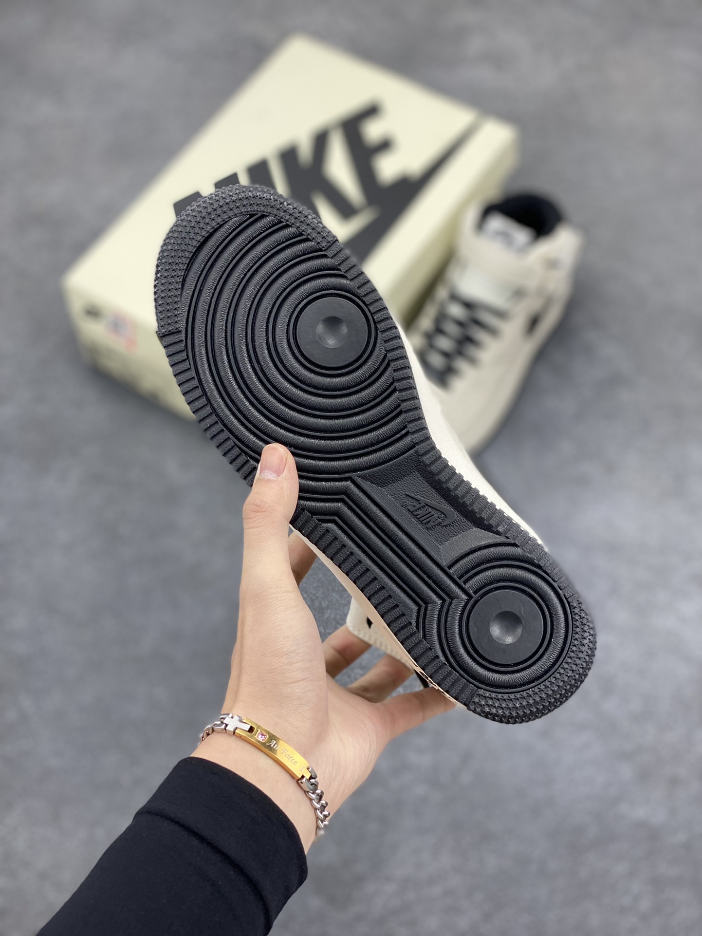 图片[5]-小红书爆款  Nike Air Force 1 MID “米黑色”配色高帮空军一号休闲板鞋 定制皮料 原楦原纸板 纯正空军版型 高清洁度 内置全掌气垫  货号：PA0920-308 尺码：36 36.5 37.5 38 38.5 39 40 40.5 41 42 42.5 43 44 44.5 45-选品中心