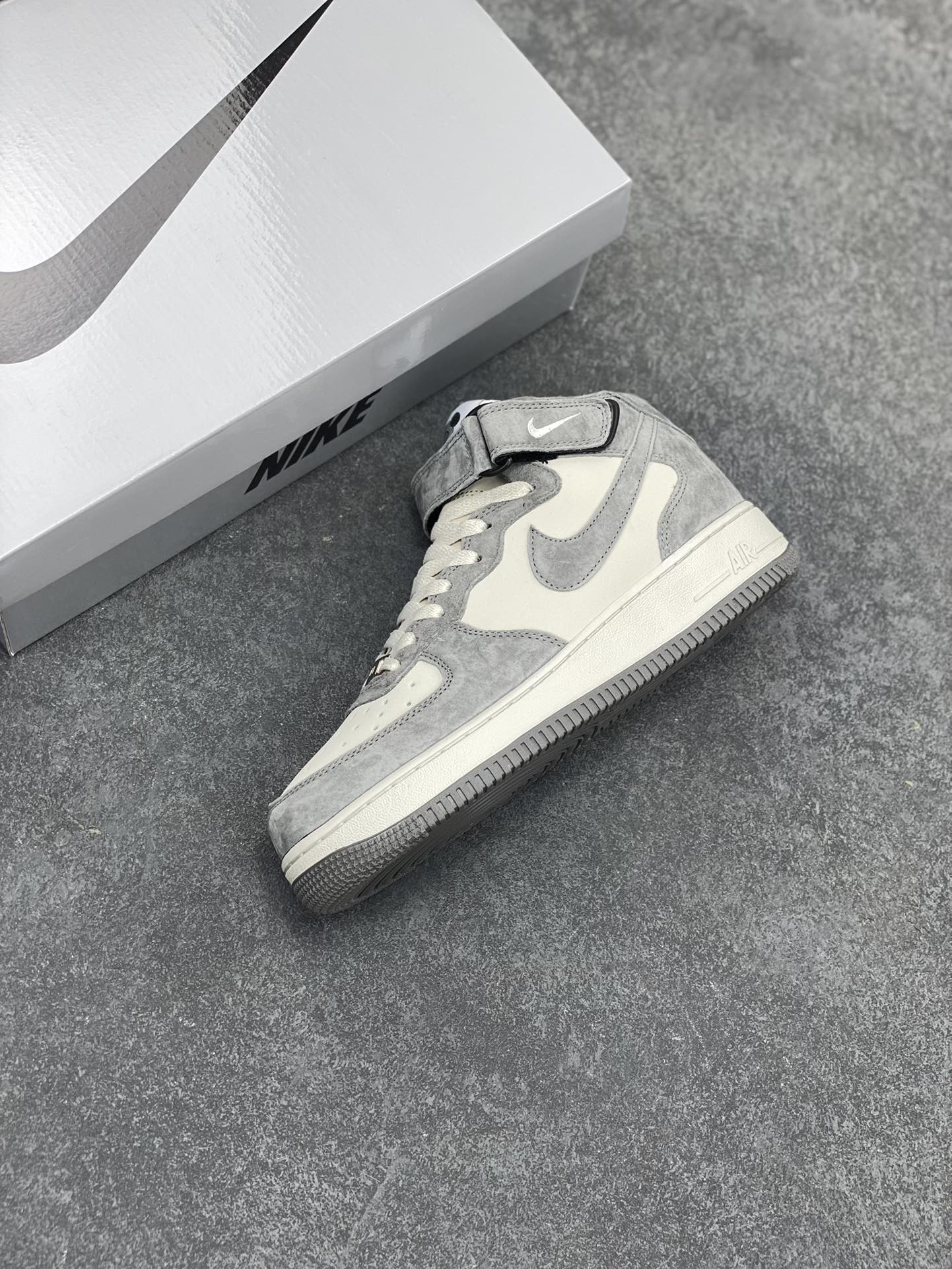 图片[7]-Nike Air Force 1 Mid “Panther”漫威系列 “黑豹战衣” 同款 空军一号中帮休闲运动板鞋 原厂全鞋身麂皮 原楦原纸板 绒感质感S级 内置全掌Solo 原楦头纸板👏🏻 打造最完美空军鞋型 货号：CW2288-668 尺码：36 36.5 37.5 38 38.5 39 40 40.5 41 42 42.5 43 44 44.5 45-选品中心