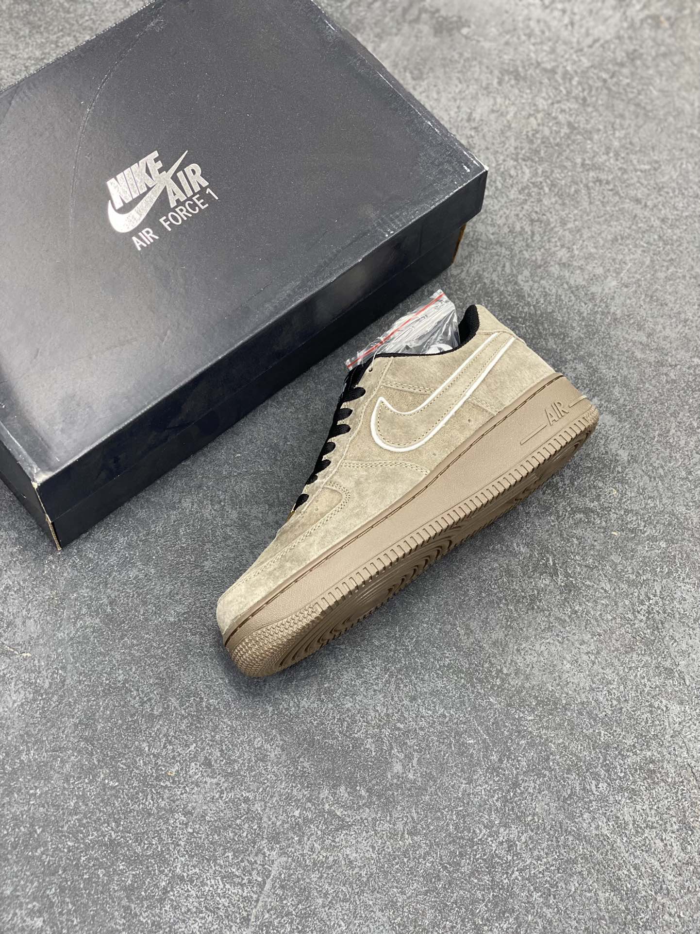 图片[7]-Nike Air Force 1 Low 灰黑 全麂皮低帮空军一号休闲板鞋 定制皮料 原楦原纸板 纯正空军版型 高清洁度 内置全掌气垫 货号：AV0383-223 尺码：36 36.5 37.5 38 38.5 39 40 40.5 41 42 42.5 43 44 44.5 45-选品中心