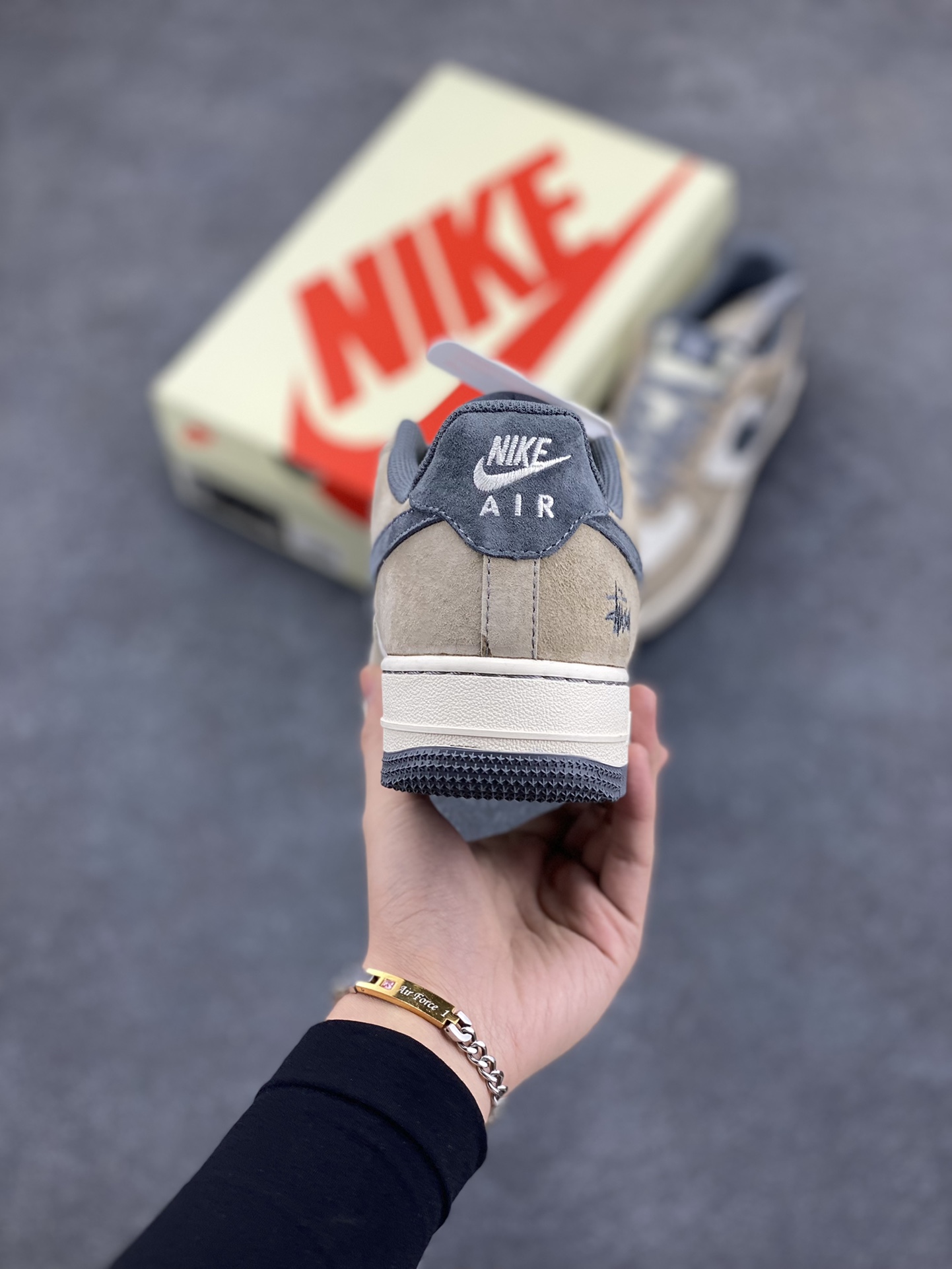 图片[4]-NIke Air Force 1 \’07 Low “斯图西联名–羊皮棕”空军一号 低帮 运动鞋 休闲鞋 折边针车 工艺难度大 原楦头原纸板 原装鞋盒 定制五金配件 内置全掌气垫 原厂鞋底 货号：XZ6188-888 尺码：36 36.5 37.5 38 38.5 39 40 40.5 41 42 42.5 43 44 44.5 45-选品中心