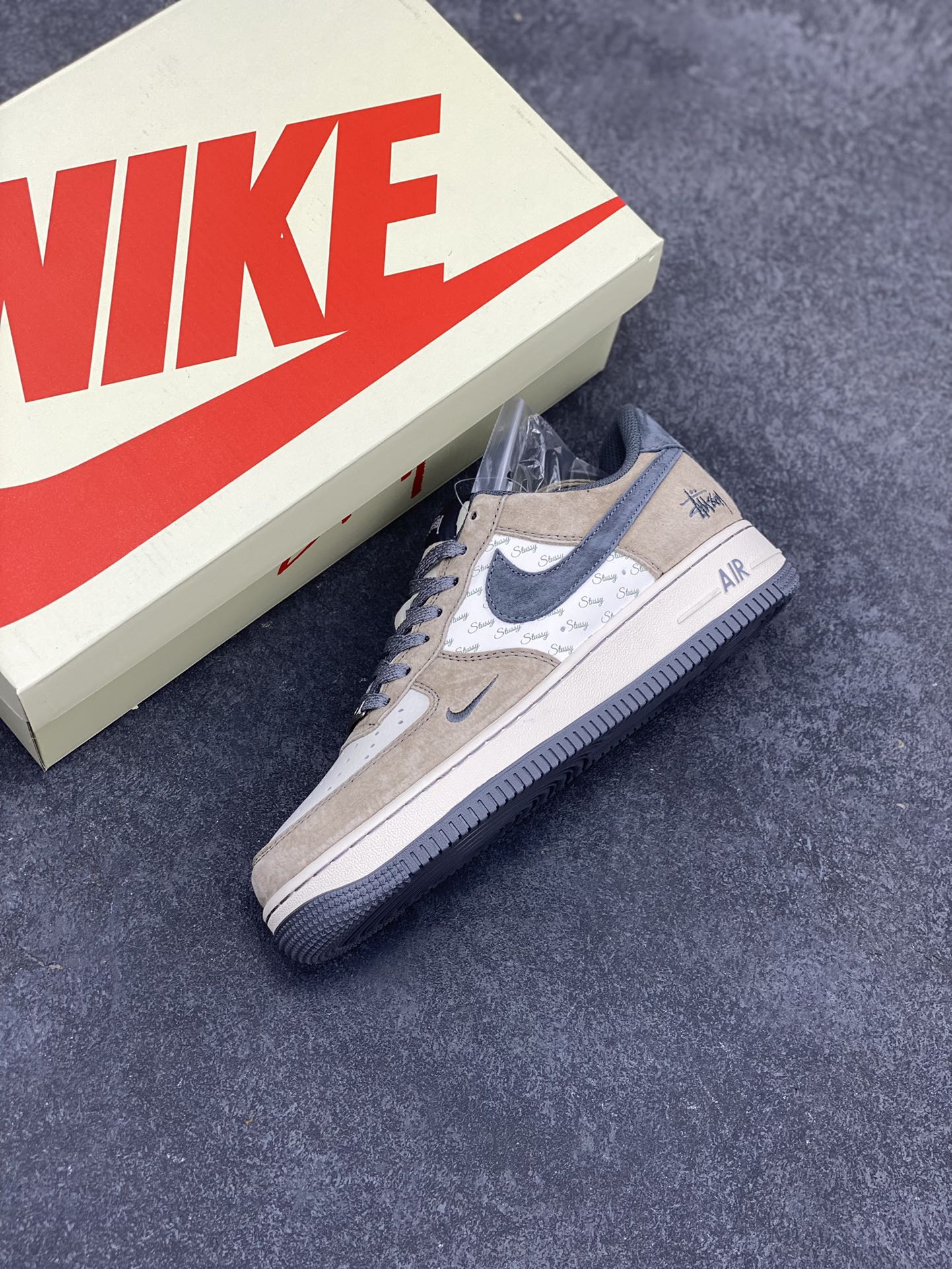 图片[7]-NIke Air Force 1 \’07 Low “斯图西联名–羊皮棕”空军一号 低帮 运动鞋 休闲鞋 折边针车 工艺难度大 原楦头原纸板 原装鞋盒 定制五金配件 内置全掌气垫 原厂鞋底 货号：XZ6188-888 尺码：36 36.5 37.5 38 38.5 39 40 40.5 41 42 42.5 43 44 44.5 45-选品中心