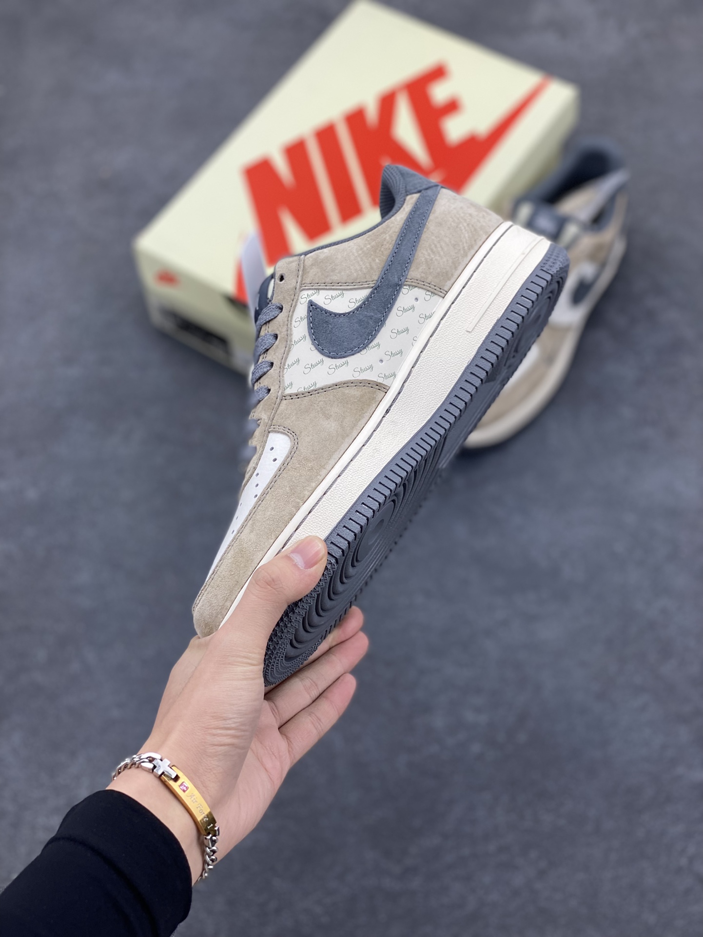 图片[3]-NIke Air Force 1 \’07 Low “斯图西联名–羊皮棕”空军一号 低帮 运动鞋 休闲鞋 折边针车 工艺难度大 原楦头原纸板 原装鞋盒 定制五金配件 内置全掌气垫 原厂鞋底 货号：XZ6188-888 尺码：36 36.5 37.5 38 38.5 39 40 40.5 41 42 42.5 43 44 44.5 45-选品中心