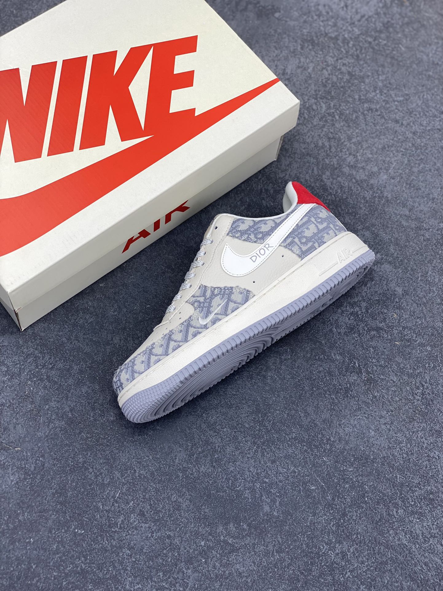 图片[7]-NIke Air Force 1 \’07 Low “迪奥联名——灰花纹”空军一号 低帮 运动鞋 休闲鞋 折边针车 工艺难度大 原楦头原纸板 原装鞋盒 定制五金配件 内置全掌气垫 原厂鞋底 货号：DF0188-021 尺码：36 36.5 37.5 38 38.5 39 40 40.5 41 42 42.5 43 44 44.5 45-选品中心
