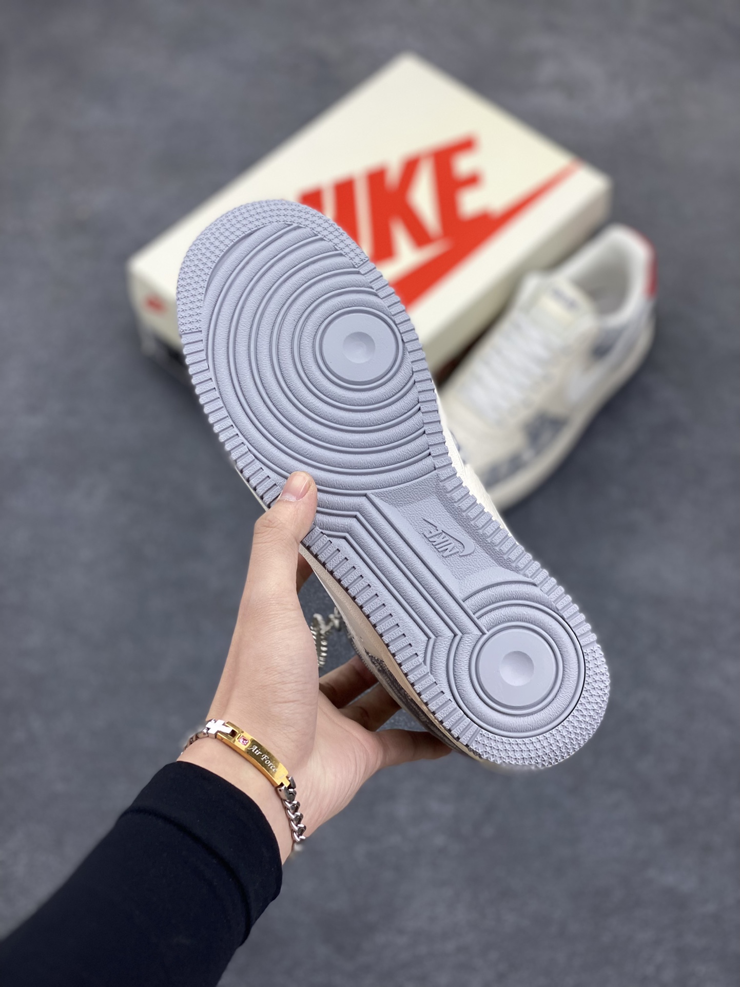 图片[5]-NIke Air Force 1 \’07 Low “迪奥联名——灰花纹”空军一号 低帮 运动鞋 休闲鞋 折边针车 工艺难度大 原楦头原纸板 原装鞋盒 定制五金配件 内置全掌气垫 原厂鞋底 货号：DF0188-021 尺码：36 36.5 37.5 38 38.5 39 40 40.5 41 42 42.5 43 44 44.5 45-选品中心