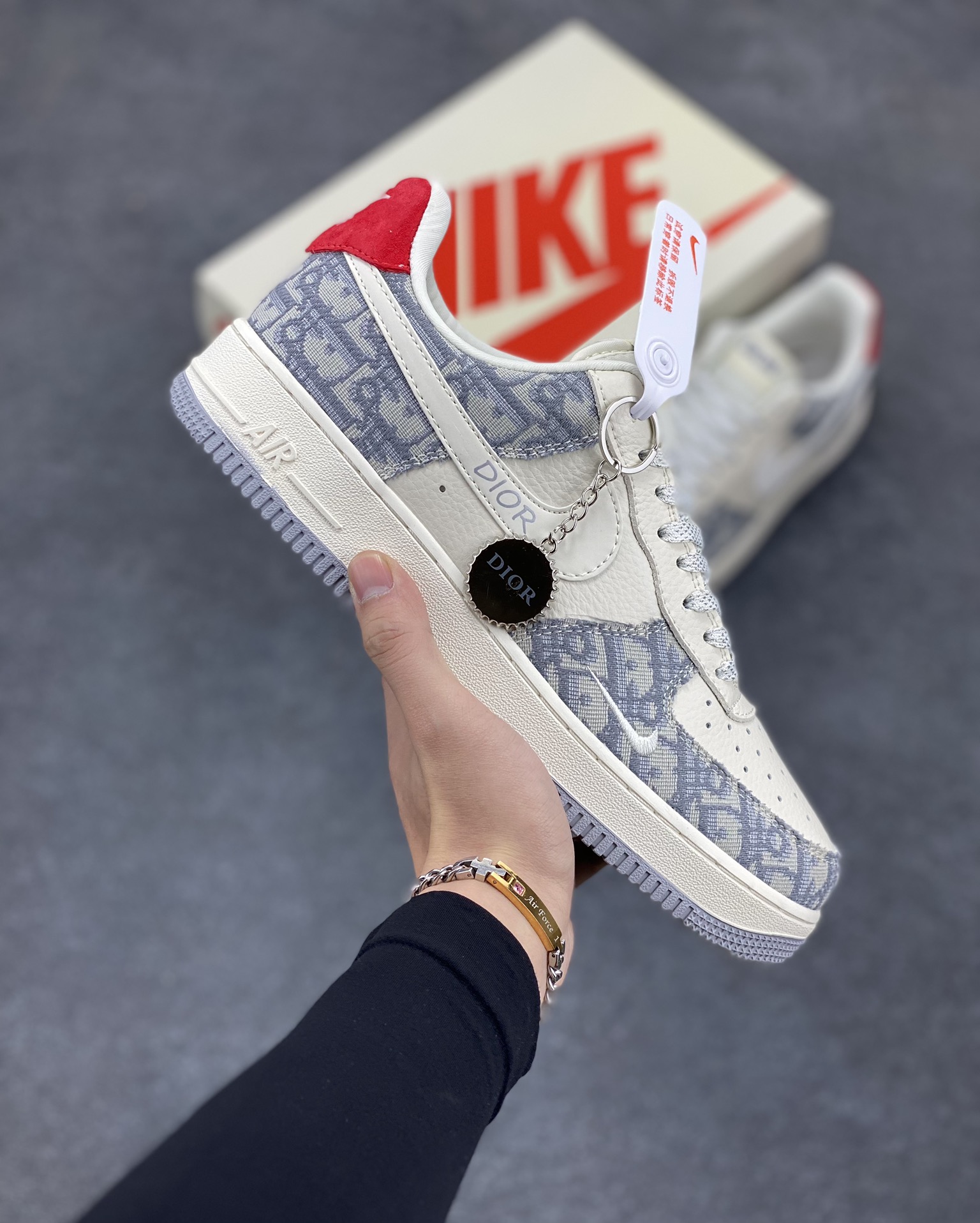 NIke Air Force 1 \’07 Low “迪奥联名——灰花纹”空军一号 低帮 运动鞋 休闲鞋 折边针车 工艺难度大 原楦头原纸板 原装鞋盒 定制五金配件 内置全掌气垫 原厂鞋底 货号：DF0188-021 尺码：36 36.5 37.5 38 38.5 39 40 40.5 41 42 42.5 43 44 44.5 45-选品中心
