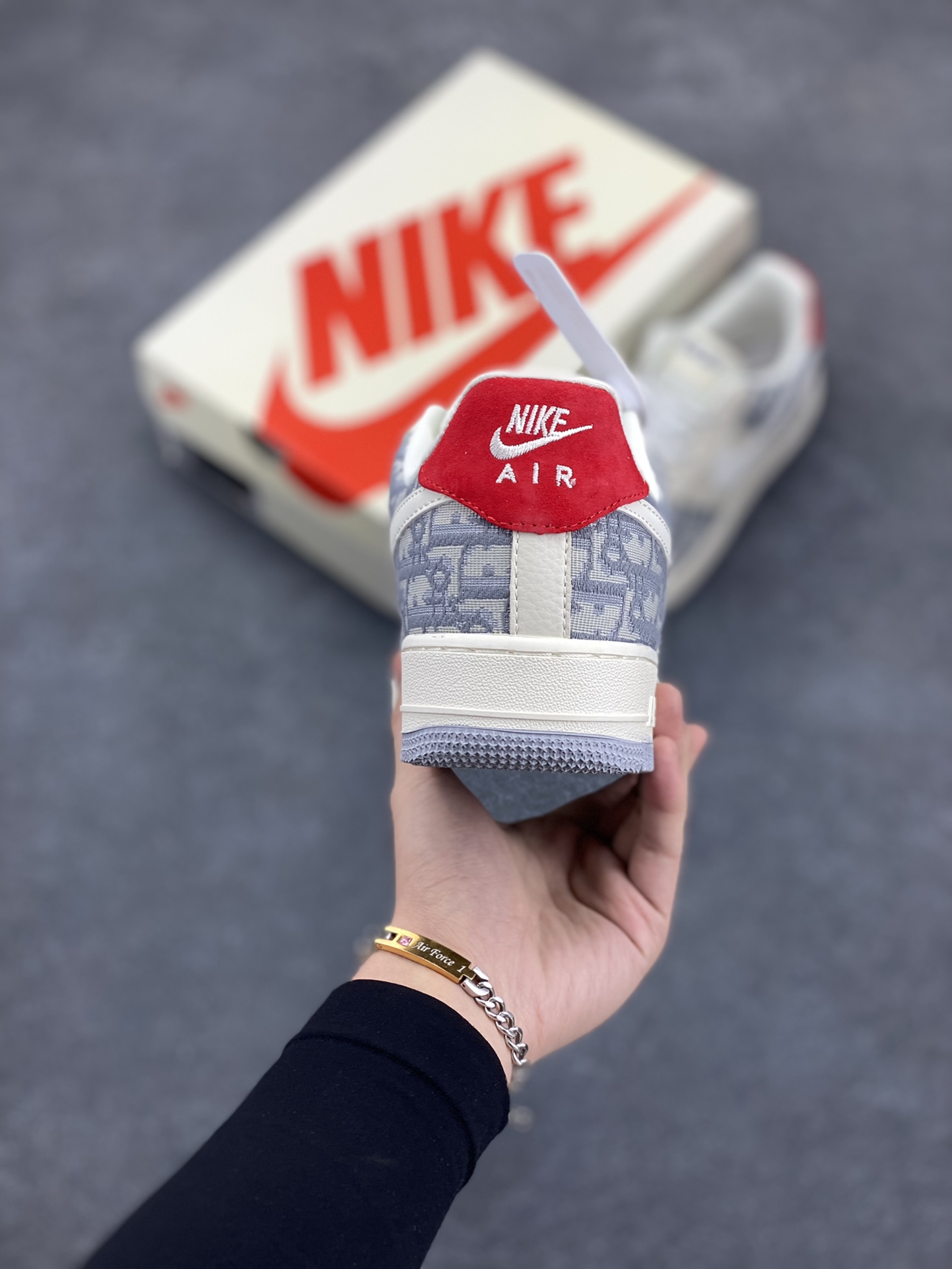 图片[4]-NIke Air Force 1 \’07 Low “迪奥联名——灰花纹”空军一号 低帮 运动鞋 休闲鞋 折边针车 工艺难度大 原楦头原纸板 原装鞋盒 定制五金配件 内置全掌气垫 原厂鞋底 货号：DF0188-021 尺码：36 36.5 37.5 38 38.5 39 40 40.5 41 42 42.5 43 44 44.5 45-选品中心