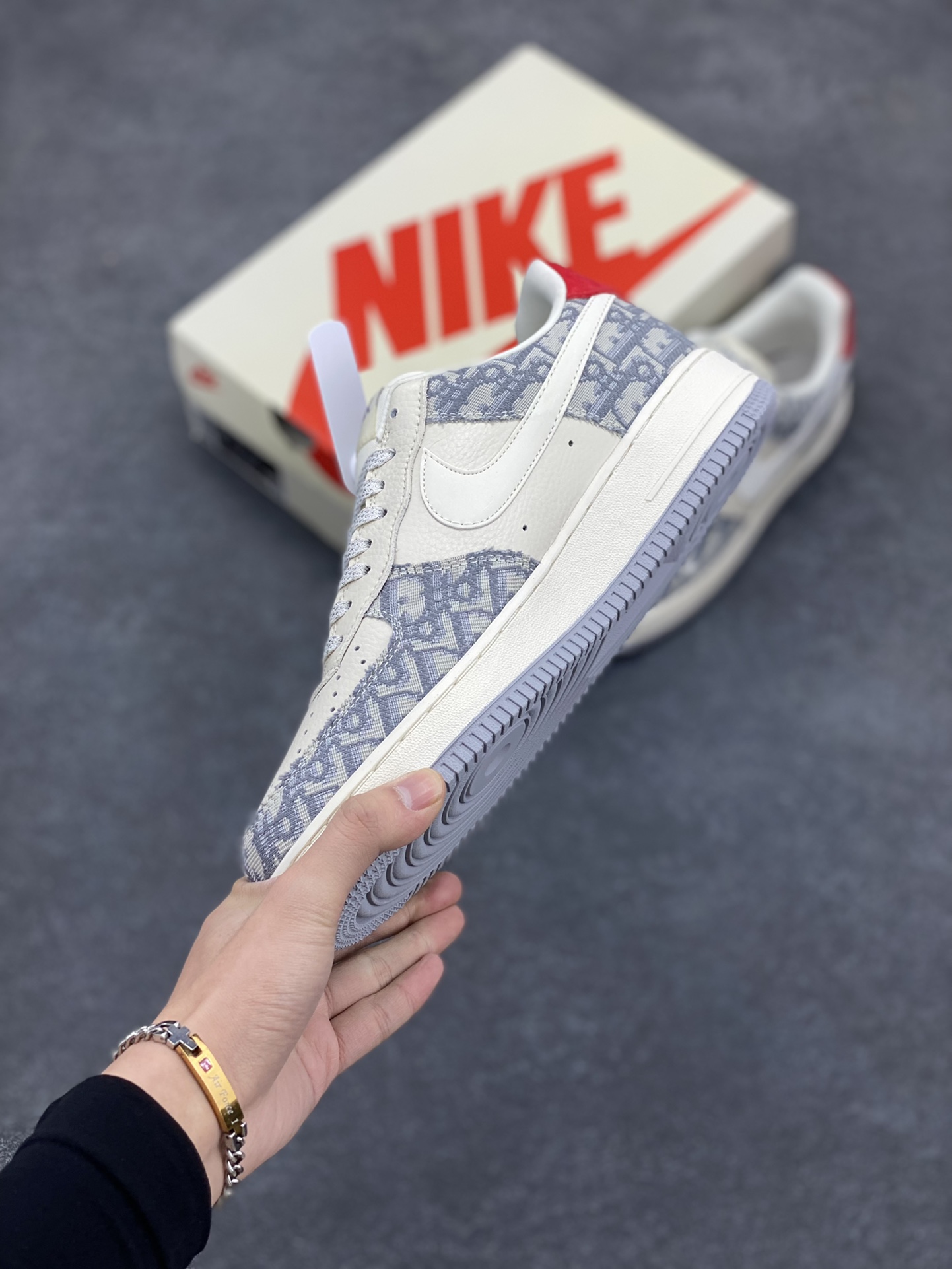 图片[3]-NIke Air Force 1 \’07 Low “迪奥联名——灰花纹”空军一号 低帮 运动鞋 休闲鞋 折边针车 工艺难度大 原楦头原纸板 原装鞋盒 定制五金配件 内置全掌气垫 原厂鞋底 货号：DF0188-021 尺码：36 36.5 37.5 38 38.5 39 40 40.5 41 42 42.5 43 44 44.5 45-选品中心