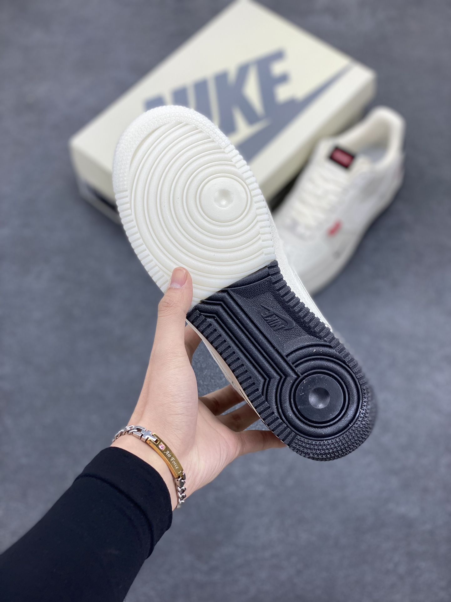 图片[5]-NIke Air Force 1 \’07 Low “Supreme联名–米灰织布标”空军一号 低帮 运动鞋 休闲鞋 折边针车 工艺难度大 原楦头原纸板 原装鞋盒 定制五金配件 内置全掌气垫 原厂鞋底 货号：CH6336-517 尺码：36 36.5 37.5 38 38.5 39 40 40.5 41 42 42.5 43 44 44.5 45-选品中心