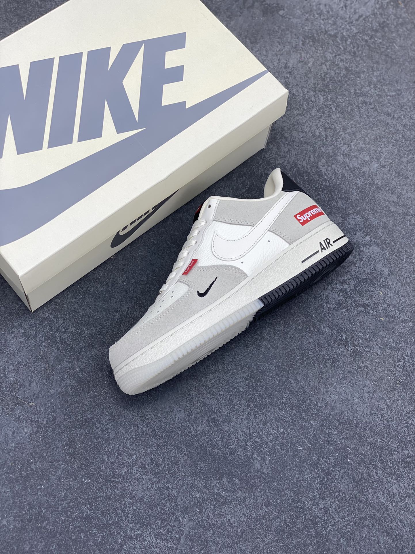 图片[7]-NIke Air Force 1 \’07 Low “Supreme联名–米灰织布标”空军一号 低帮 运动鞋 休闲鞋 折边针车 工艺难度大 原楦头原纸板 原装鞋盒 定制五金配件 内置全掌气垫 原厂鞋底 货号：CH6336-517 尺码：36 36.5 37.5 38 38.5 39 40 40.5 41 42 42.5 43 44 44.5 45-选品中心