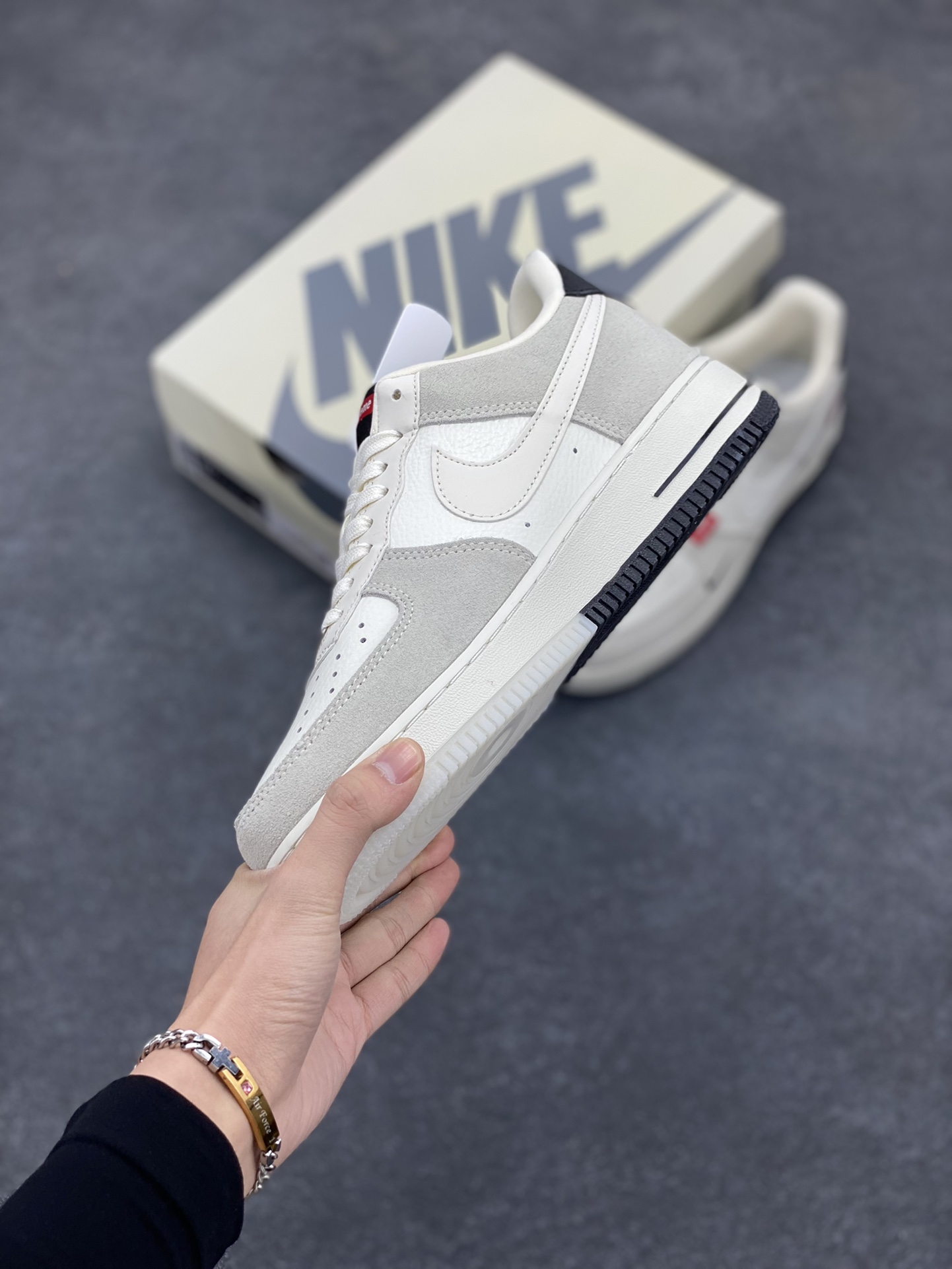 图片[3]-NIke Air Force 1 \’07 Low “Supreme联名–米灰织布标”空军一号 低帮 运动鞋 休闲鞋 折边针车 工艺难度大 原楦头原纸板 原装鞋盒 定制五金配件 内置全掌气垫 原厂鞋底 货号：CH6336-517 尺码：36 36.5 37.5 38 38.5 39 40 40.5 41 42 42.5 43 44 44.5 45-选品中心