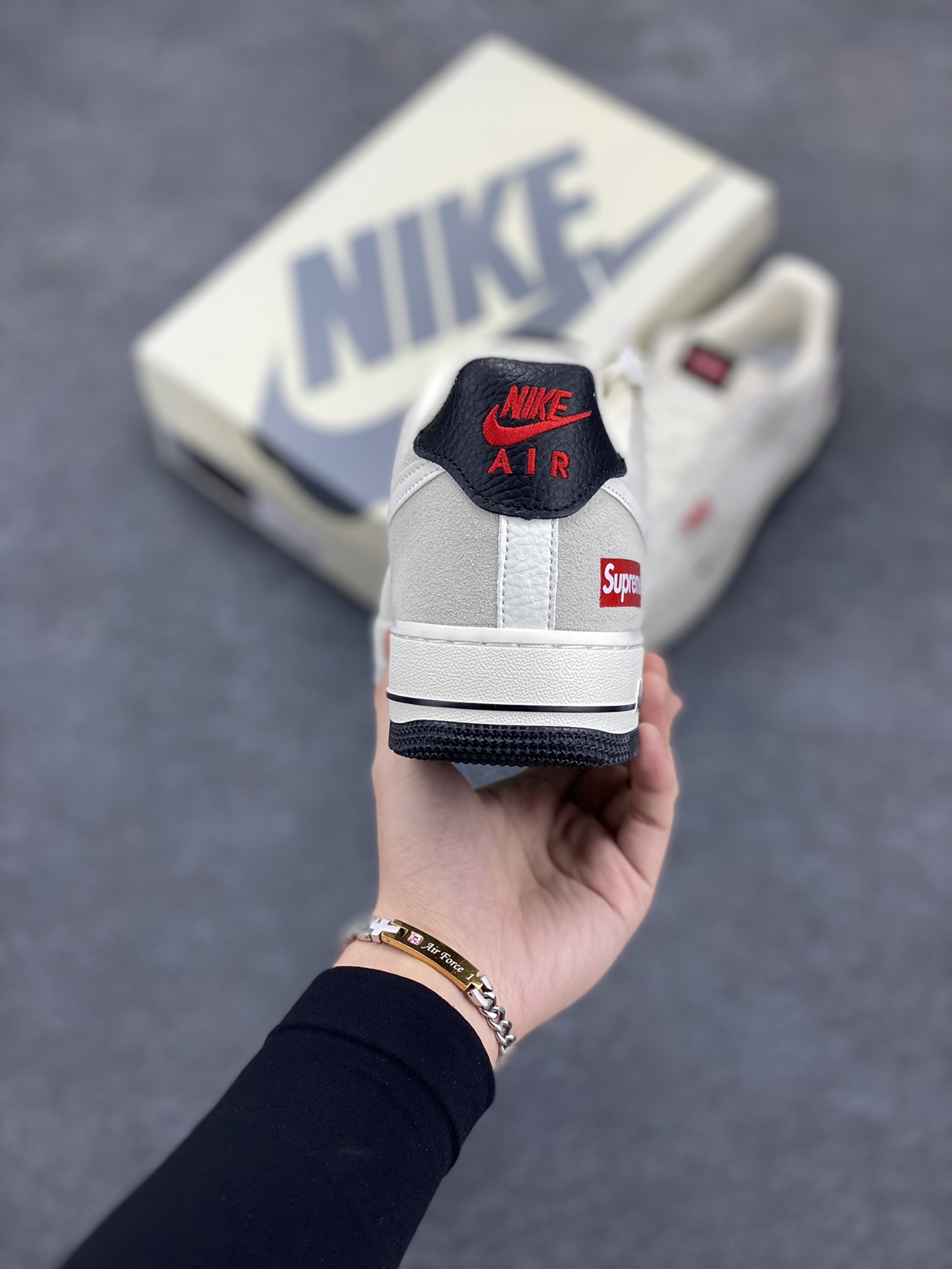 图片[4]-NIke Air Force 1 \’07 Low “Supreme联名–米灰织布标”空军一号 低帮 运动鞋 休闲鞋 折边针车 工艺难度大 原楦头原纸板 原装鞋盒 定制五金配件 内置全掌气垫 原厂鞋底 货号：CH6336-517 尺码：36 36.5 37.5 38 38.5 39 40 40.5 41 42 42.5 43 44 44.5 45-选品中心