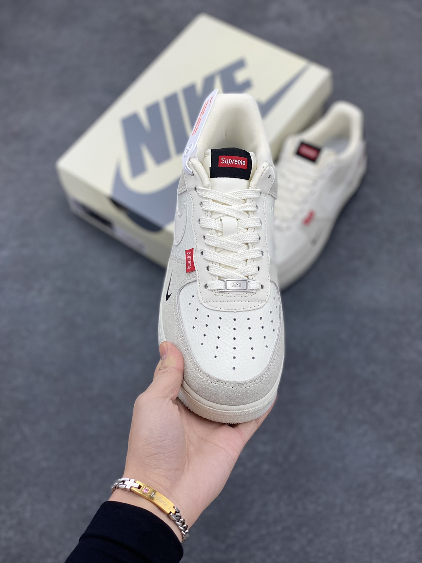 图片[2]-NIke Air Force 1 \’07 Low “Supreme联名–米灰织布标”空军一号 低帮 运动鞋 休闲鞋 折边针车 工艺难度大 原楦头原纸板 原装鞋盒 定制五金配件 内置全掌气垫 原厂鞋底 货号：CH6336-517 尺码：36 36.5 37.5 38 38.5 39 40 40.5 41 42 42.5 43 44 44.5 45-选品中心