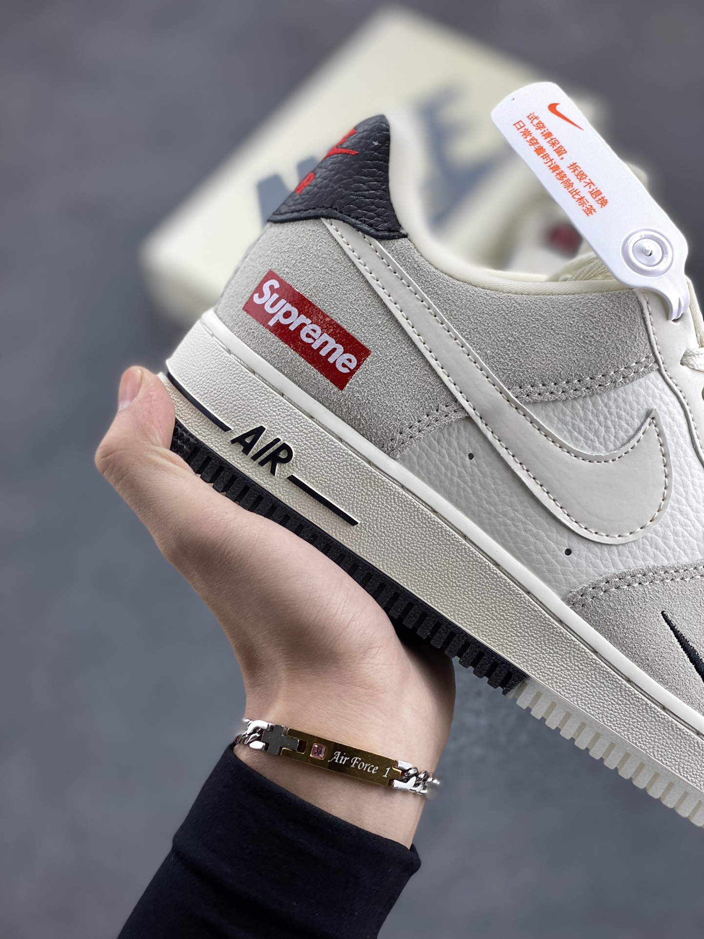 图片[6]-NIke Air Force 1 \’07 Low “Supreme联名–米灰织布标”空军一号 低帮 运动鞋 休闲鞋 折边针车 工艺难度大 原楦头原纸板 原装鞋盒 定制五金配件 内置全掌气垫 原厂鞋底 货号：CH6336-517 尺码：36 36.5 37.5 38 38.5 39 40 40.5 41 42 42.5 43 44 44.5 45-选品中心