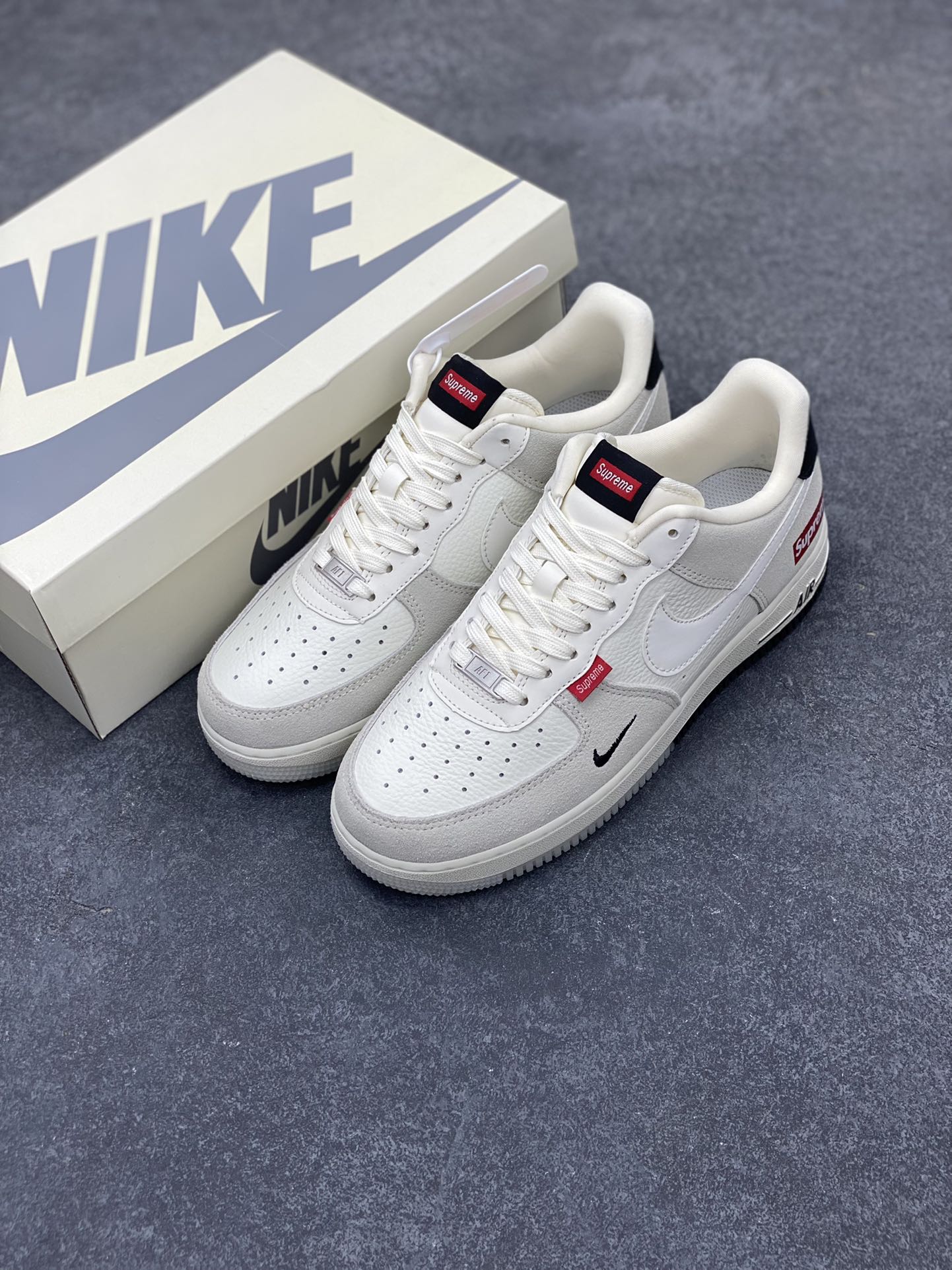 图片[8]-NIke Air Force 1 \’07 Low “Supreme联名–米灰织布标”空军一号 低帮 运动鞋 休闲鞋 折边针车 工艺难度大 原楦头原纸板 原装鞋盒 定制五金配件 内置全掌气垫 原厂鞋底 货号：CH6336-517 尺码：36 36.5 37.5 38 38.5 39 40 40.5 41 42 42.5 43 44 44.5 45-选品中心