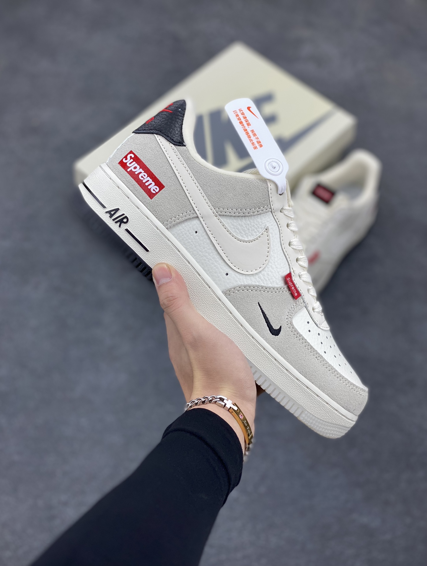 NIke Air Force 1 \’07 Low “Supreme联名–米灰织布标”空军一号 低帮 运动鞋 休闲鞋 折边针车 工艺难度大 原楦头原纸板 原装鞋盒 定制五金配件 内置全掌气垫 原厂鞋底 货号:CH6336-517 尺码:36 36.5 37.5 38 38.5 39 40 40.5 41 42 42.5 43 44 44.5 45-选品中心