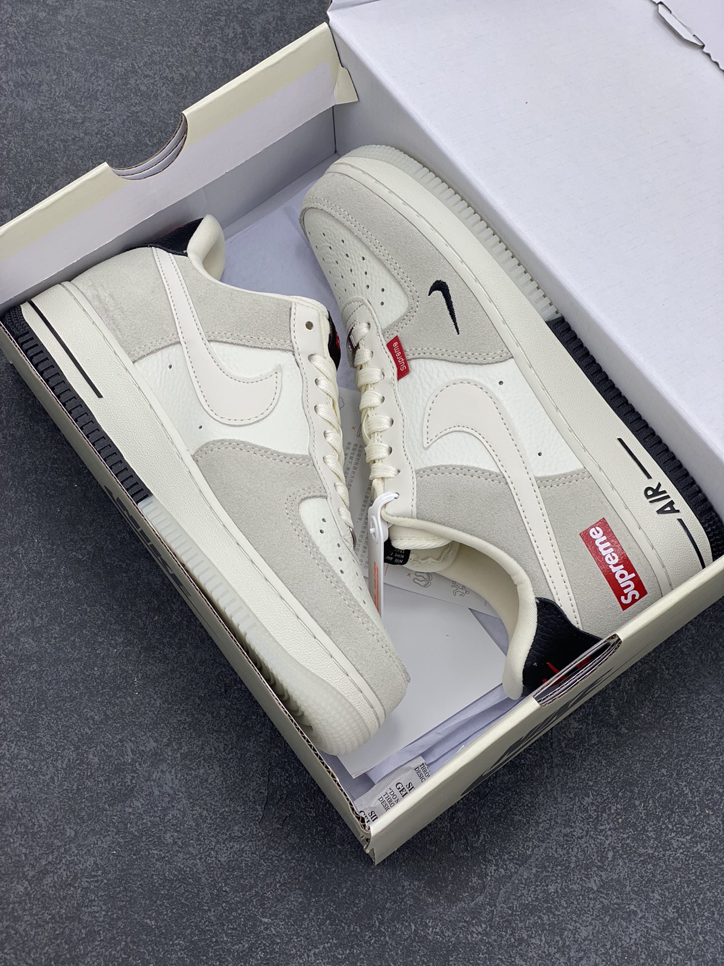 图片[9]-NIke Air Force 1 \’07 Low “Supreme联名–米灰织布标”空军一号 低帮 运动鞋 休闲鞋 折边针车 工艺难度大 原楦头原纸板 原装鞋盒 定制五金配件 内置全掌气垫 原厂鞋底 货号：CH6336-517 尺码：36 36.5 37.5 38 38.5 39 40 40.5 41 42 42.5 43 44 44.5 45-选品中心