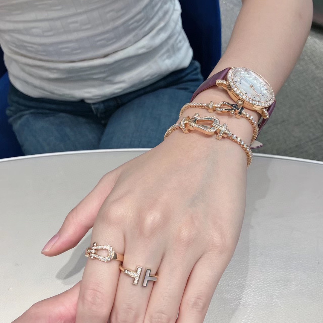 NO:108146,New product release is very popular. Fred Fred Sailing Boat Sleeve Buckle Full Diamond Half Diamond Neutral High-quality Bracelet Bracelet!  The chain is full of diamonds and shiny big brand, fashionable and exquisite FORCE series bracelets high-end customization~Asia gold micro electroplating 18k gold craftsmanship, Seiko horseshoe buckle bracelet!  The effect of getting started is very versatile. Internet celebrity experts. A must-have item for fashion. Rose gold, gold and silver buttons. Two sizes of 17/19cm for couples. Elegant accessories, bracelet, bracelet, gold19860909新品发布火爆费雷德 Fred斐登帆船扣马蹄扣满钻半钻中性款高品质手链手镯！链条满钻闪闪发亮大牌 时尚 精致FORCE 系列手链高端定制～亚金微电镀18k金工艺 精工马蹄扣头手镯！上手效果非常百搭 网红达人 时尚一族必备单品 玫瑰金、黄金、银色扣头男女情侣款两个码数17/19cm,饰品精品,bracelet,bracelet,gold,Jewelry