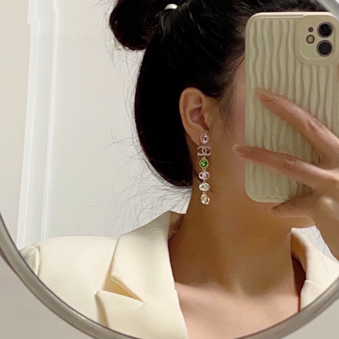 NO:108148,The new colored diamond small pearl Chanel Chanel earrings early spring small fragrance style earrings are updated simultaneously. The original material is made of brass and is high-end and elegant. A super romantic and retro style!  Full of elegant style, exquisite and elegant, highlighting feminine charm, beautiful, fine jewelry, chanel, chanel, earrings19860909新款彩钻小珍珠香奈儿Chanel耳环早春小香风耳钉专柜同步更新 原版材质黄铜材质高端优雅 超级浪漫复古的一款！优雅范十足,精致又优雅,凸显女性魅力,美美哒,饰品精品,chanel,chanel,earrings,Jewelry