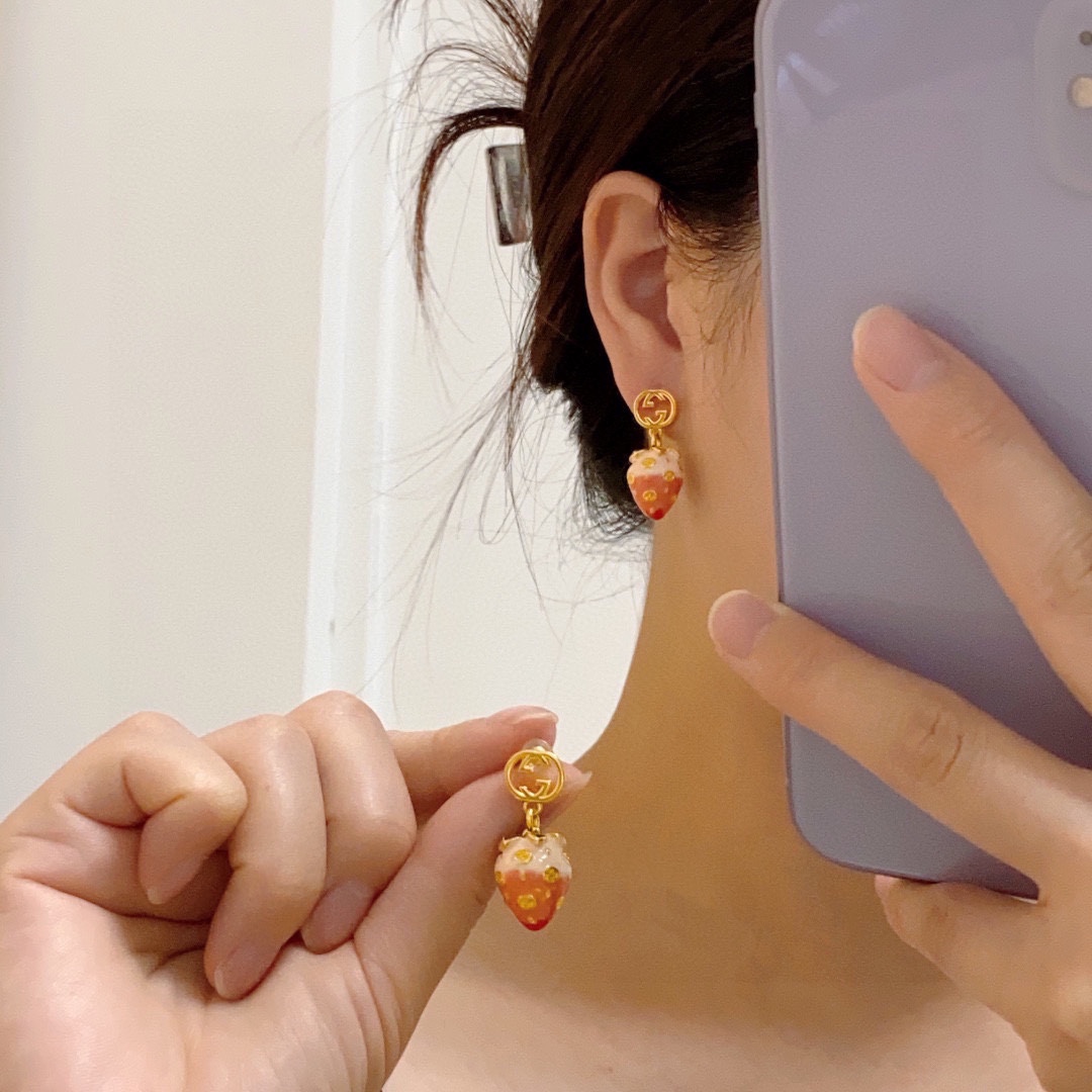 NO:108150,Real shot of Gucci Gucci high-end spot three-dimensional strawberry Gucci double G earrings, three-dimensional and high-end quality, counters are the same material, real brass, ionic electroplating, exclusive real shots are exquisite and delicate, heavy industry version, super fairy and beautiful, super careful workmanship, no loopholes, comparable to zp, jewelry quality, gucci, gucci, earrings19860909实拍古驰Gucci高端现货立体草莓古驰双G耳钉耳环,立体感十足高端品质,专柜同材质,真正黄铜,离子电镀,独家实拍图做工精致细腻,重工版本,超级仙女唯美的一款,做工超级细心无漏洞,媲美zp,饰品精品,gucci,gucci,earrings,Jewelry