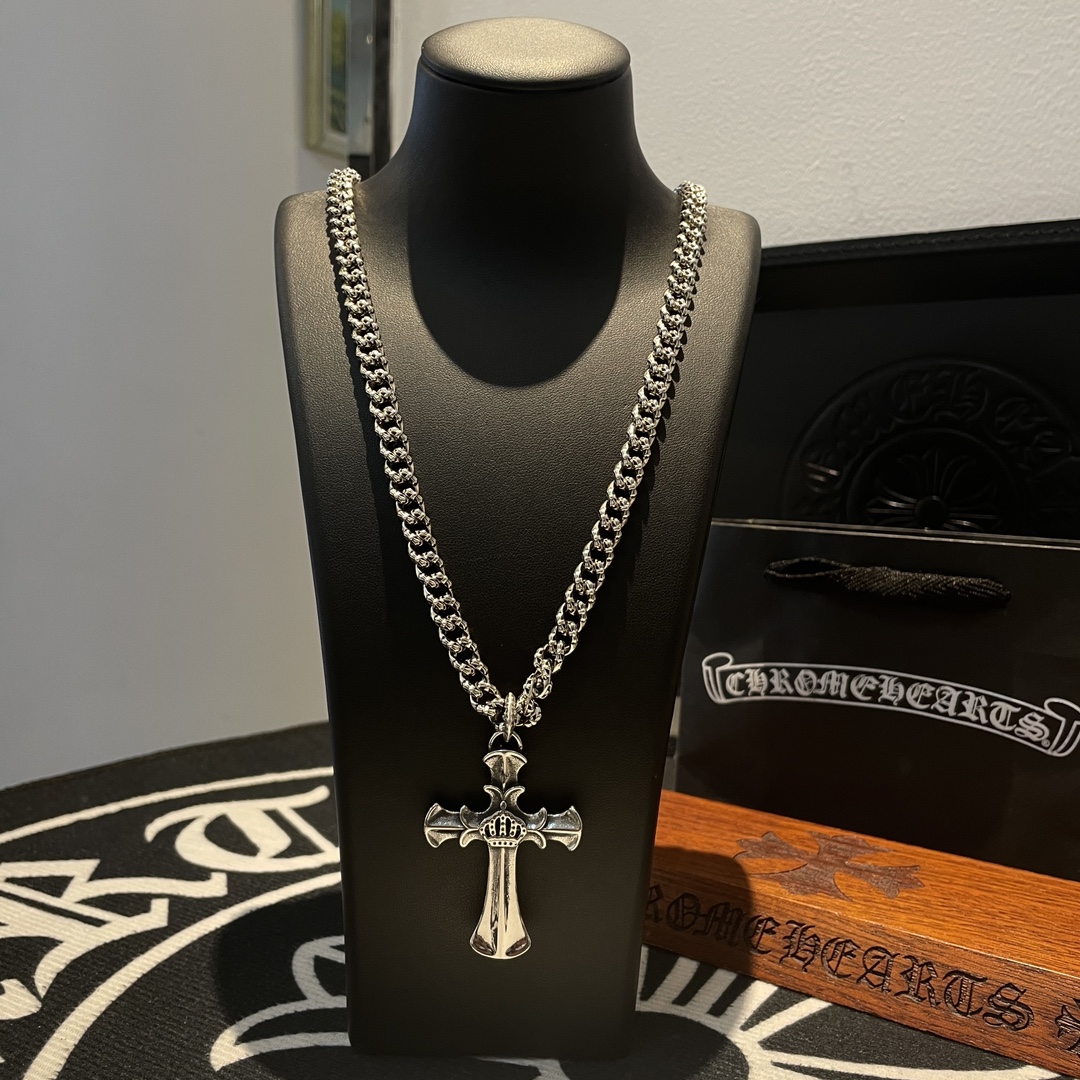 NO:108596,TikTok/Kuaishou/ins/Xiaohongshu/Live Hot, New [Counter Quality] Chrome Hearts Crown Classic Necklace, Crown Cross Pendant, Concave and Convex and Convex Scout Flowers are Crown's ambition, so they last forever. Genuine version of Chrome Hearts Crown, different light version of the market, benchmarking quality, looking at the details of the letter printing, retro old gray oxygen level. Seiko version!  !  !  Pure handmade ~ Authentic model opening must-have fashion and fashion, both men and women can wear it, same style for couples, original official website, rock punk style silver style, retro elements, trendy and versatile!  , jewelry boutique, chrome hearts, chrome hearts, necklace19860909批 抖音/快手/ins/小红书/直播热门 ,新款【专柜品质】Chrome Hearts克罗心经典项链 ,皇冠十字架吊坠,凹凸造型不同的花纹设计风格 呈现出与众不同 十字架 童军花是克罗心的志 所以更经久不衰 正品打版Chrome Hearts克罗心 区别市场普通轻版 对版对标品质 看字印细节 复古做旧灰氧程度.精工版本！！！ 纯手工打造 ～正品开模潮流时尚必备 男女均可佩戴 情侣同款 官网原版 摇滚朋克泰银风格 复古元素 潮流百搭！,饰品精品,chrome hearts,chrome hearts,necklace,Jewelry