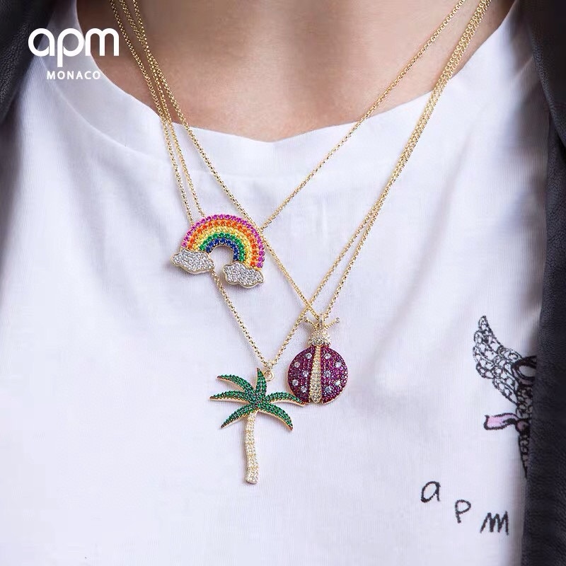 ❤️85包邮/原单代购级别
APM彩虹🌈项链、超级火的天气元素彩虹项链🌈，给人眼前一亮的感觉，五种不同颜色的钻交织，搭配金色，绚丽而不艳俗，妥妥的欧美风！时尚大气，非常亮眼！搭配起来非常和谐，元气满满！925银镀18K金，厚金电镀，超级重工！三色电镀，十心十箭锆石+浅紫红尖晶，彩虹外沿是浅紫红尖晶石，镶嵌平整精细。