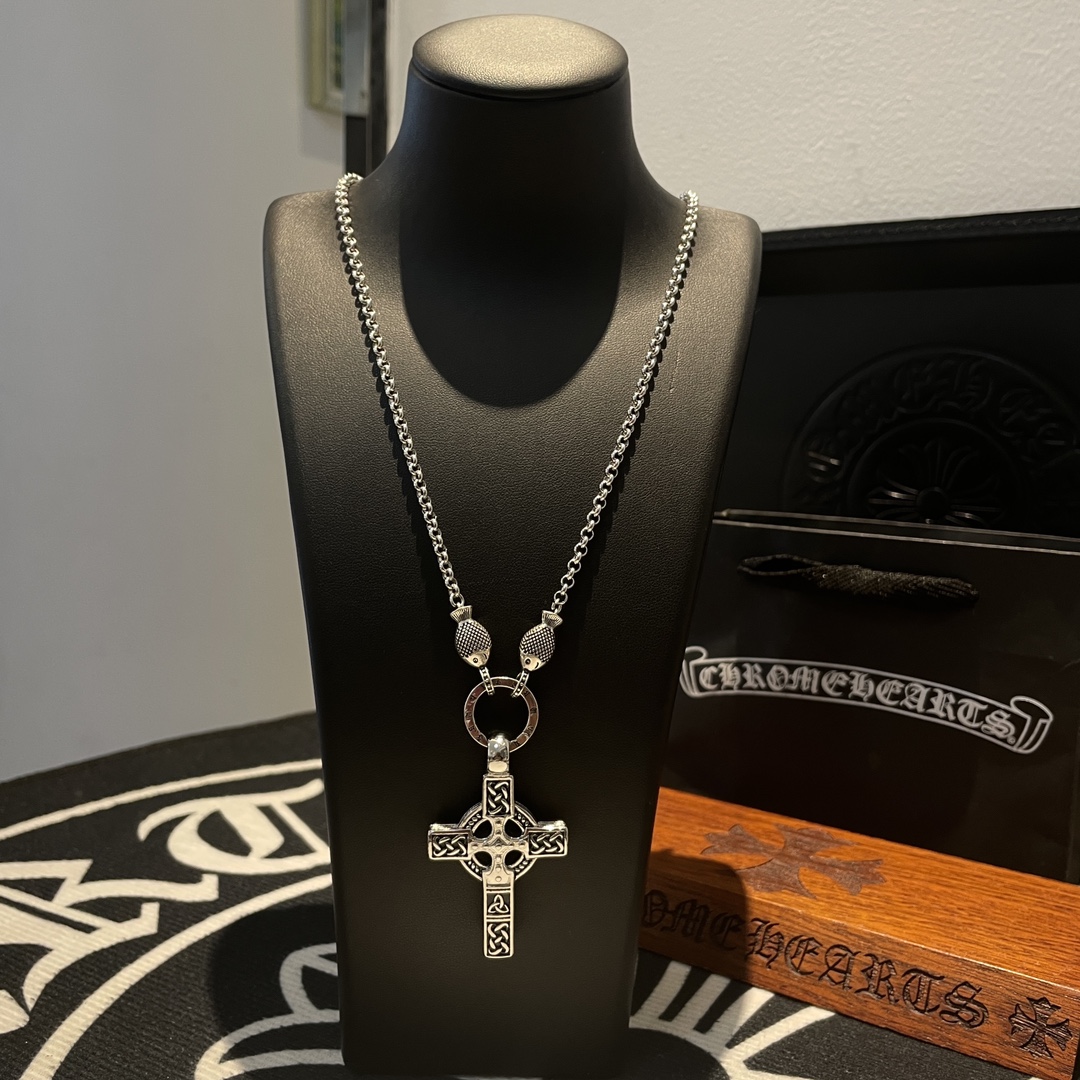 NO:108604,TikTok/Kuaishou/ins/Xiaohongshu/Live Hot, New [Counter Quality] Chrome Hearts Pisces Necklace, Cross Pendant, Concave and Convex and Convex Scout Flowers are Croxin's ambition, so they last forever. Genuine version of Chrome Hearts Croxin, different light version of the market, benchmarking quality, looking at the details of the letter printing, retro old gray oxygen level. Seiko version!  !  !  Pure handmade ~ Authentic model opening must-have fashion and fashion, both men and women can wear it, same style for couples, original official website, rock punk style silver style, retro elements, trendy and versatile!  , jewelry boutique, chrome hearts, chrome hearts, necklace19860909批 抖音/快手/ins/小红书/直播热门 ,新款【专柜品质】Chrome Hearts克罗心双鱼项链 ,十字架吊坠,凹凸造型不同的花纹设计风格 呈现出与众不同 十字架 童军花是克罗心的志 所以更经久不衰 正品打版Chrome Hearts克罗心 区别市场普通轻版 对版对标品质 看字印细节 复古做旧灰氧程度.精工版本！！！ 纯手工打造 ～正品开模潮流时尚必备 男女均可佩戴 情侣同款 官网原版 摇滚朋克泰银风格 复古元素 潮流百搭！,饰品精品,chrome hearts,chrome hearts,necklace,Jewelry