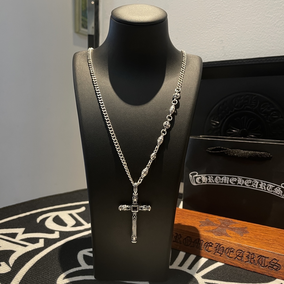 NO:108595,TikTok/Kuaishou/ins/Xiaohongshu/Live Hot, New [Counter Quality] Chrome Hearts Croxin side necklace, cross pendant, different pattern design styles with concave and concave shapes present a unique style. Cross Scout flowers are Croxin's ambitions, so they last longer. Genuine version of Chrome Hearts Croxin, differentiated from the market, benchmarked on the quality of the version, looking at the details of the letter printing, retro old gray oxygen level. Seiko version!  !  !  Pure handmade ~ Authentic model opening must-have fashion and fashion, both men and women can wear it, same style for couples, original official website, rock punk style silver style, retro elements, trendy and versatile!  , jewelry boutique, chrome hearts, chrome hearts, necklace19860909批 抖音/快手/ins/小红书/直播热门 ,新款【专柜品质】Chrome Hearts克罗心侧身项链 ,十字架吊坠,凹凸造型不同的花纹设计风格 呈现出与众不同 十字架 童军花是克罗心的志 所以更经久不衰 正品打版Chrome Hearts克罗心 区别市场普通轻版 对版对标品质 看字印细节 复古做旧灰氧程度.精工版本！！！ 纯手工打造 ～正品开模潮流时尚必备 男女均可佩戴 情侣同款 官网原版 摇滚朋克泰银风格 复古元素 潮流百搭！,饰品精品,chrome hearts,chrome hearts,necklace,Jewelry