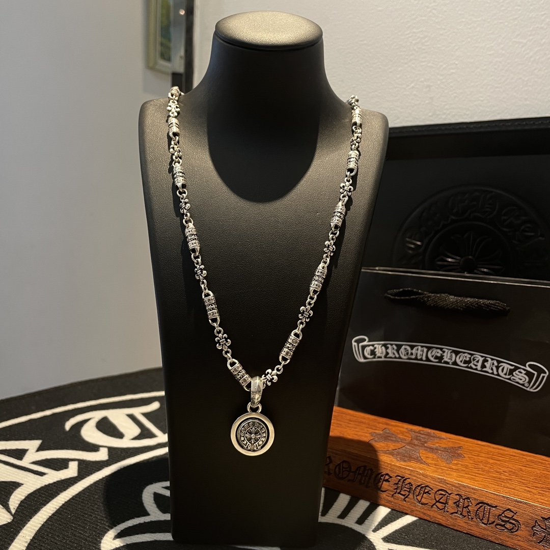 NO:108599,TikTok/Kuaishou/ins/Xiaohongshu/Live Hot, New [Counter Quality] Chrome Hearts Cross Necklace, Horseshoe Printing Pendant, Concave and Convex and Convex Scout Flowers are Croxin's ambition, so they last forever. Genuine version of Chrome Hearts Croxin, different light version of the market, benchmarking quality, looking at the details of the letter printing, retro old gray oxygen level. Seiko version!  !  !  Pure handmade ~ Authentic model opening must-have fashion and fashion, both men and women can wear it, same style for couples, original official website, rock punk style silver style, retro elements, trendy and versatile!  , jewelry boutique, chrome hearts, chrome hearts, necklace19860909批 抖音/快手/ins/小红书/直播热门 ,新款【专柜品质】Chrome Hearts克罗心十字架项链 ,马蹄印吊坠,凹凸造型不同的花纹设计风格 呈现出与众不同 十字架 童军花是克罗心的志 所以更经久不衰 正品打版Chrome Hearts克罗心 区别市场普通轻版 对版对标品质 看字印细节 复古做旧灰氧程度.精工版本！！！ 纯手工打造 ～正品开模潮流时尚必备 男女均可佩戴 情侣同款 官网原版 摇滚朋克泰银风格 复古元素 潮流百搭！,饰品精品,chrome hearts,chrome hearts,necklace,Jewelry