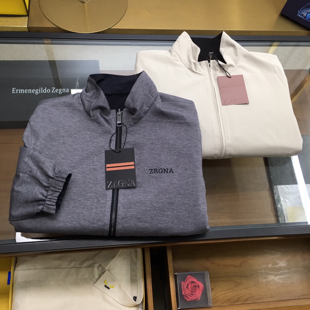 NO:516153,New counter products 'Zegn...' 2025 Spring Festival schedule recommendation, Zegna Double-sided jacket, high-end customization new products Light and mature business can reflect low-key luxury in casual outfits. Fashionable and simple versatile double-sided jackets are made of top-quality custom super soft silky fiber elastic fabrics. High-density ultra-thin material, skin-friendly and delicate and comfortable, soft and breathable, super texture, and strong sense of class. All details show the quality of the big brand. Highly recommended. Evergrande basic models. They can be used for daily life, casualness, and all functions. They are versatile and versatile, classic and not picky, and the colors used for men's wardrobe. Simple and generous, easy to wear but not picky, and the quality can definitely stand the test. Size: M-3XL, zegna, jackets & coats, alexander wang19860909专柜新品 《Zegn...》 2025春节档期推荐,杰尼亚 双面夹克,高级定制新品 轻熟商务 在随意的装束中都能体现低调奢华感 时尚简约百搭双面穿夹克 采用顶级定制超柔丝滑纤维弹性面料 高密超薄材质、手感亲肤 细腻舒适 柔软透气,质感超强,档次感强.各种细节都彰显大牌的品质 极力推荐 百搭基本款 可日常,可休闲,各种功能都HOLD住,万能百搭,经典不挑人,男士衣橱专用的颜色 简单大方,好穿不挑人,品质绝对经得起考验. 尺码:M-3XL,,zegna,jackets & coats,alexander wang,Men's clothing