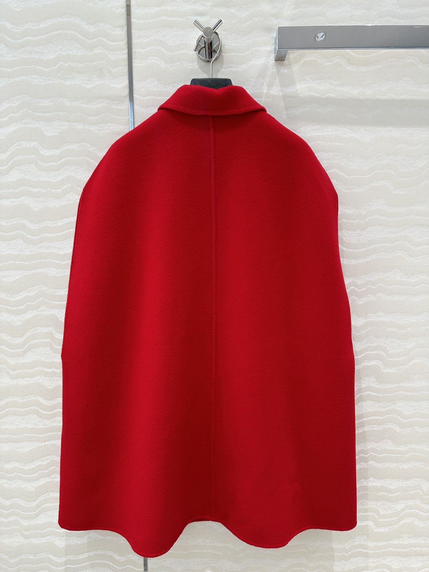 Exclusive French Retrogent Cloak Coat with Arc Shoulder Cutting Process, Handmade Quality - 图片 9