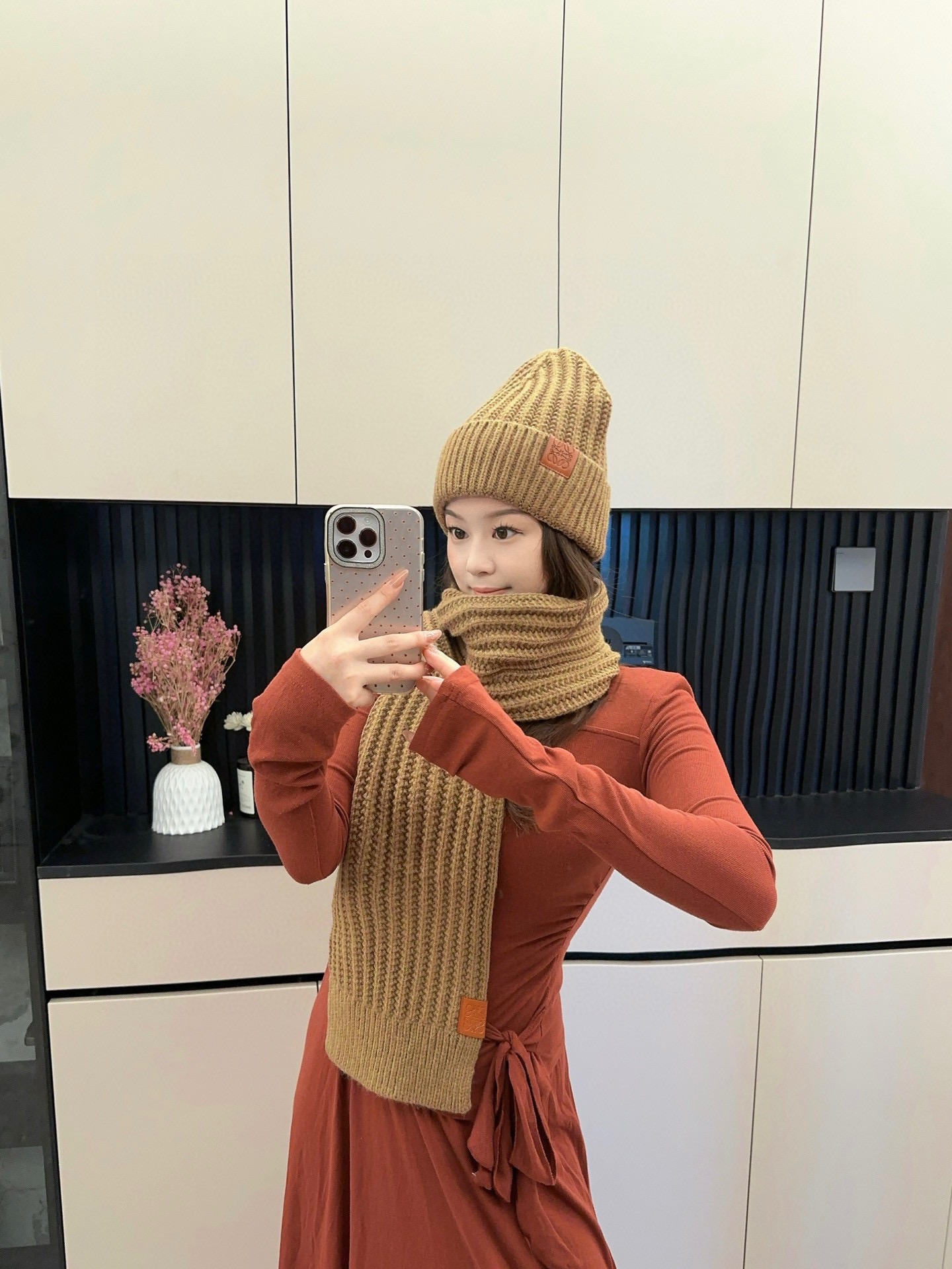 罗意威Loewe小红书爆款官网新品经典套装帽子！帽子围巾！手感一级棒！暖暖哒超级舒服这个冬天你就差这么一