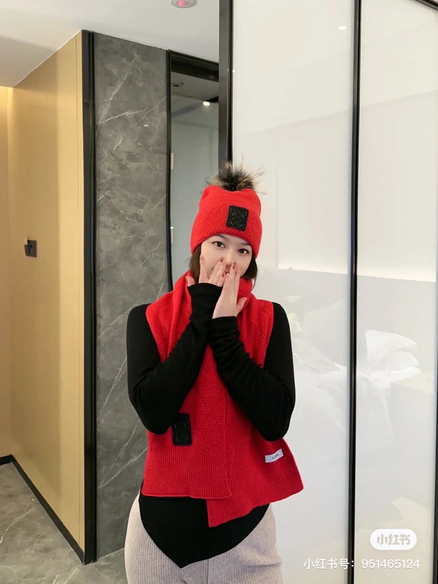 罗意威Loewe小红书爆款官网新品经典套装帽子！帽子围巾！手感一级棒！暖暖哒超级舒服这个冬天你就差这么一